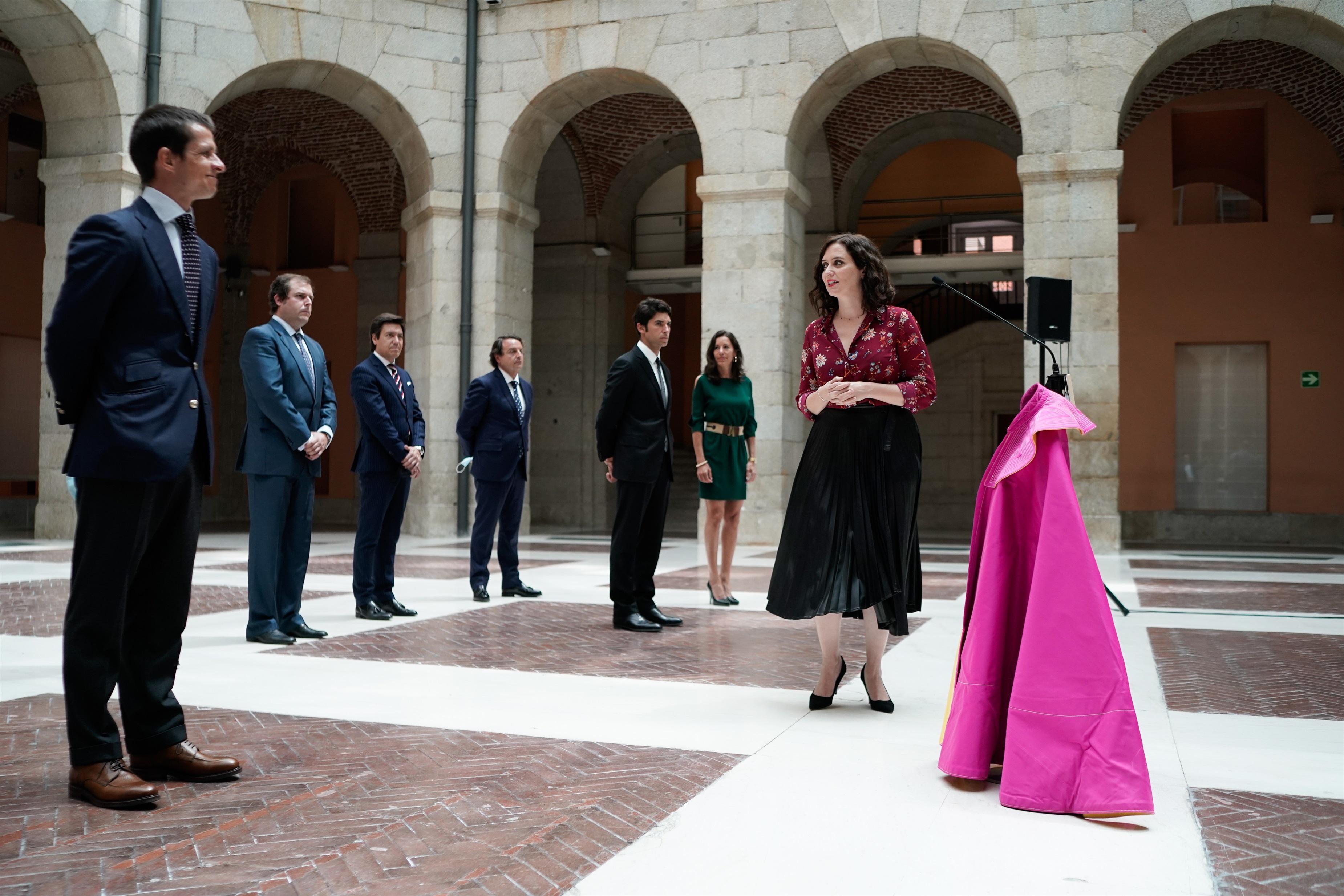 La presidenta de la Comunidad de Madrid, Isabel Díaz Ayuso, con el sector taurino