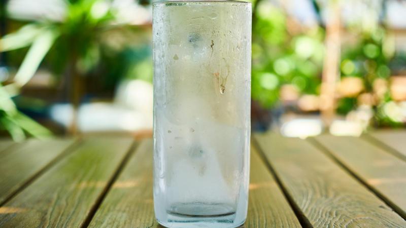 Trucos enfriar bebida rapidamente: vasos en el congelador