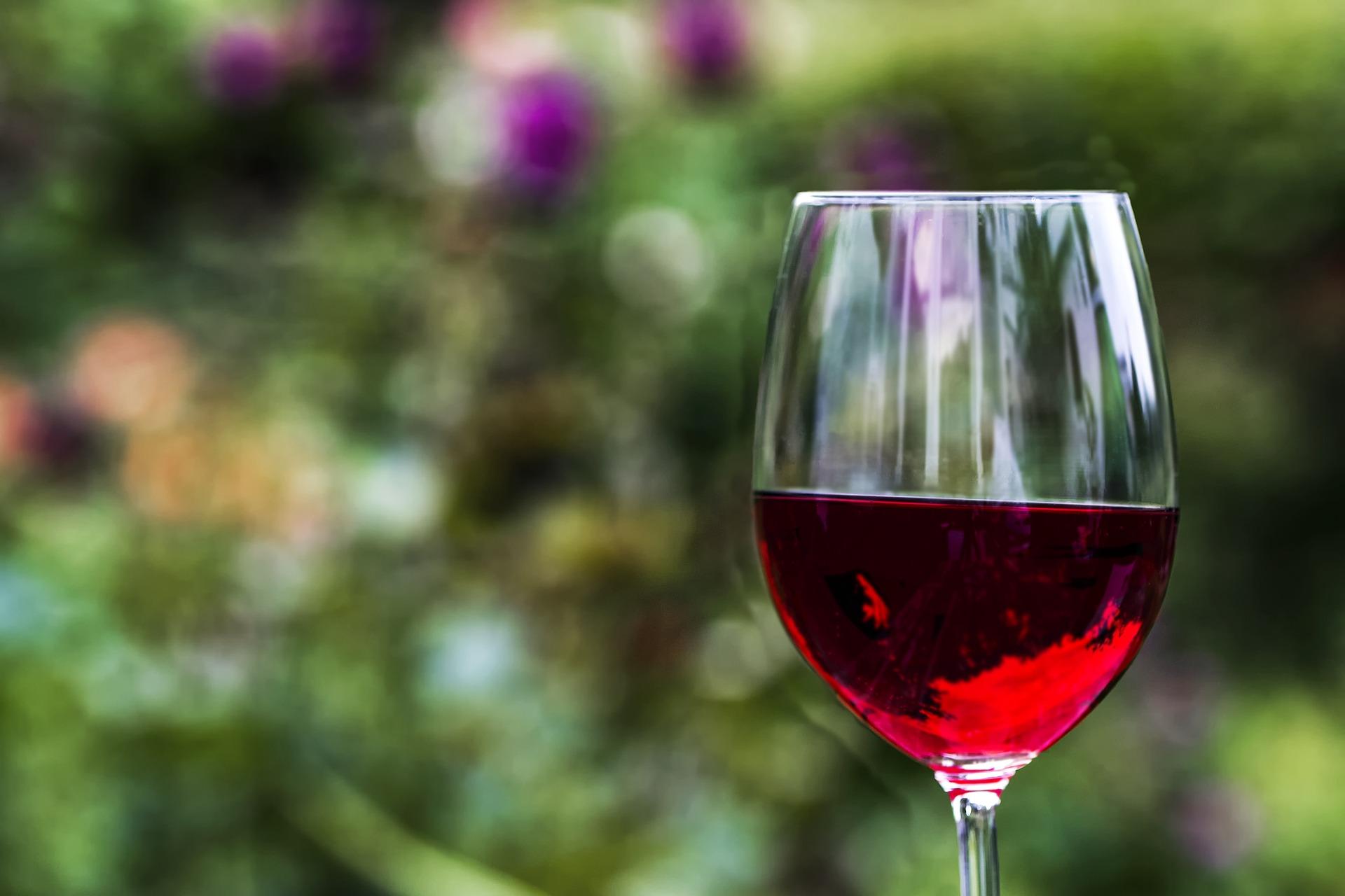 Trucos enfriar bebida rápido: cada variedad de vino tiene una temperatura a la que tomarse