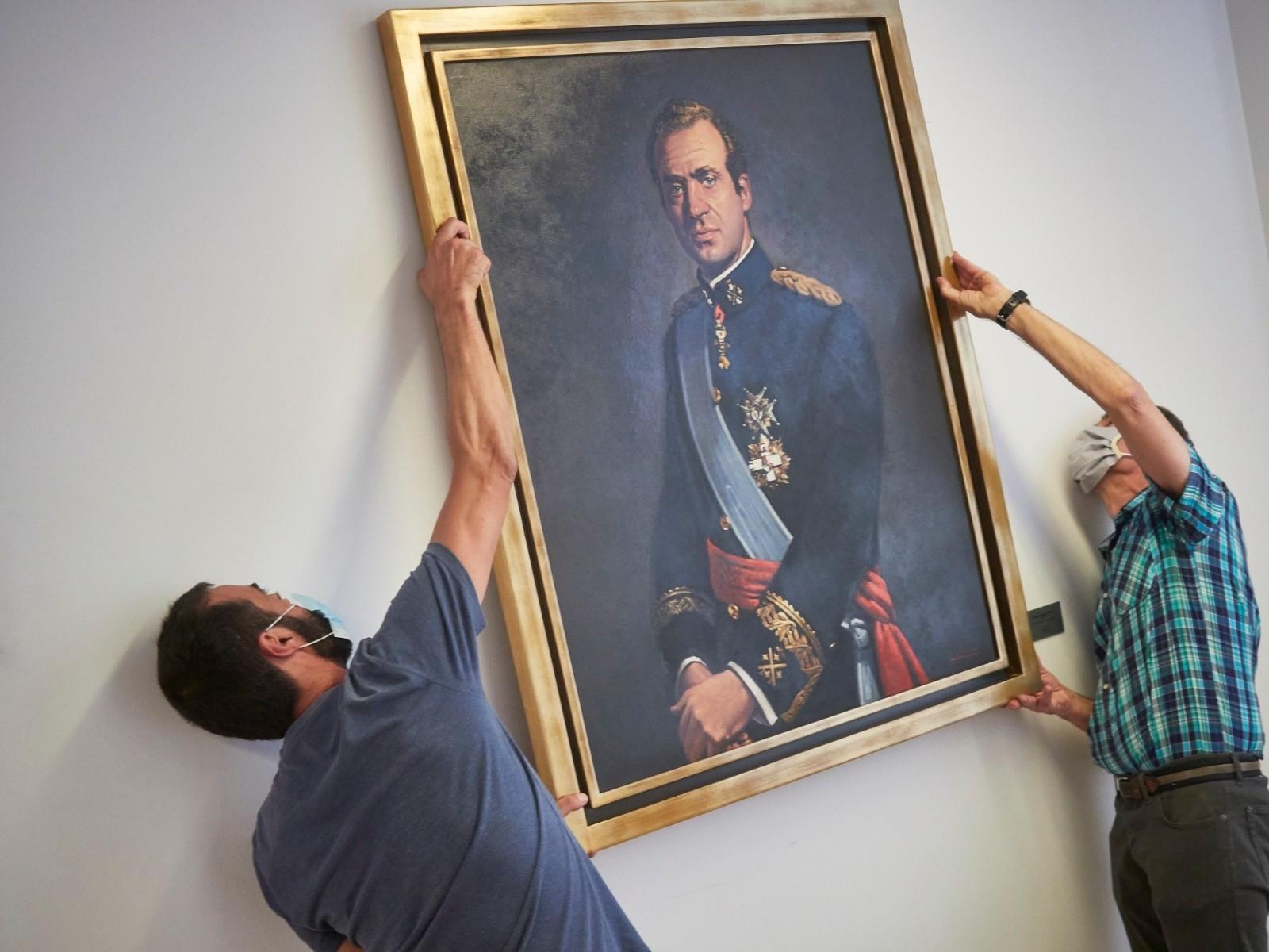 Personal del Parlamento de Navarra retira el retrato del Rey emérito. Europa Press.