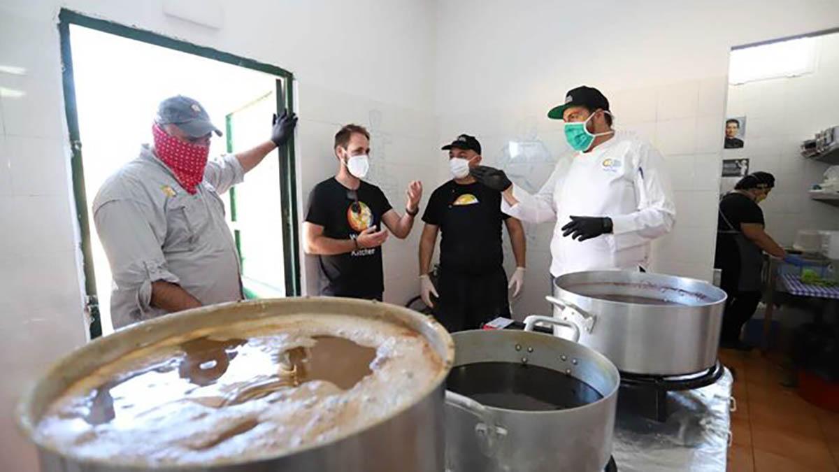 El reconocido chef José Andrés visita la cocina solidaria de la Asociación Juvenil Carabela de Huelva