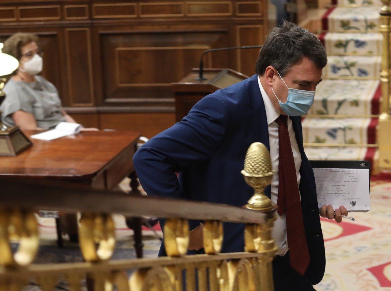 El portavoz del PNV, Aitor Esteban, subiendo a la Tribuna de Oradores del Congreso. Fuente: Europa Press.