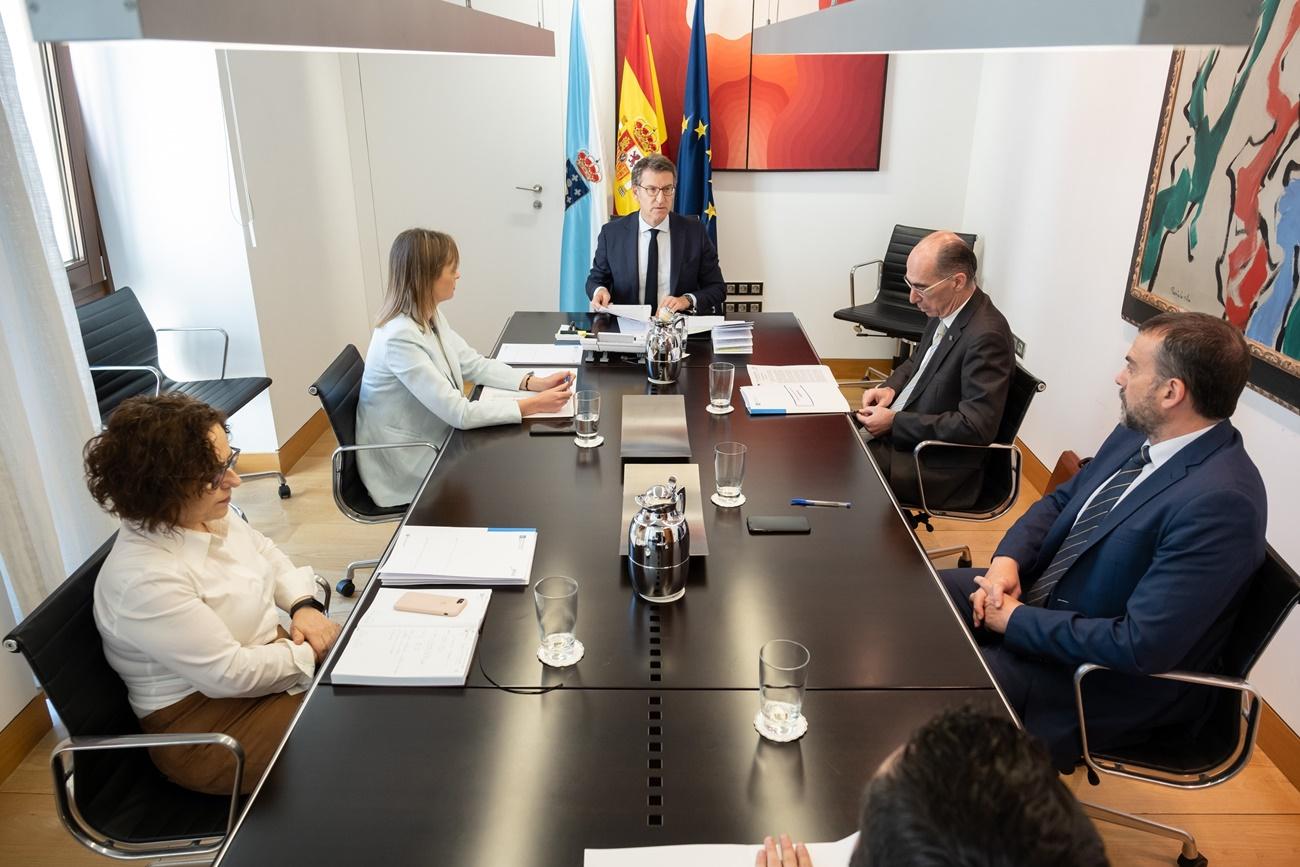 Imagen de reunión de marzo de Núñez Feijóo con responsables de Sanidade y Política Social de la Xunta