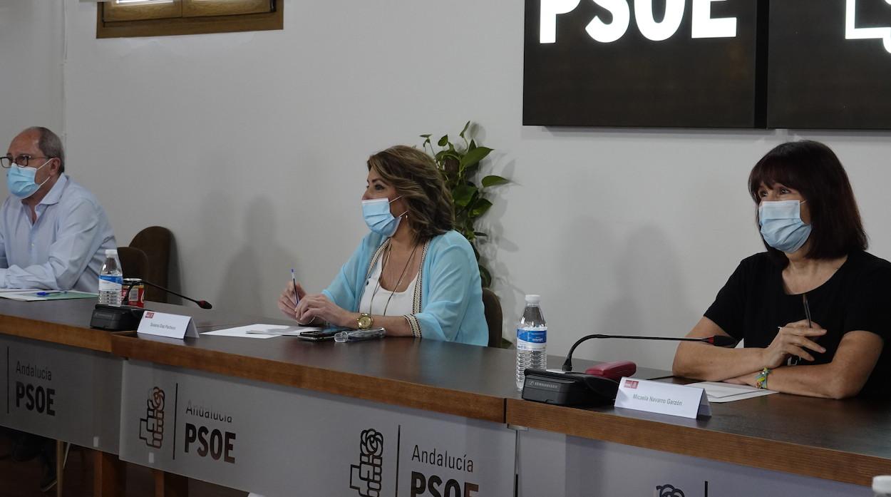 Susana Díaz, flanqueada por Juan Cornejo y Micaela Navarro en la reunión de hoy de la Ejecutiva del PSOE-A.