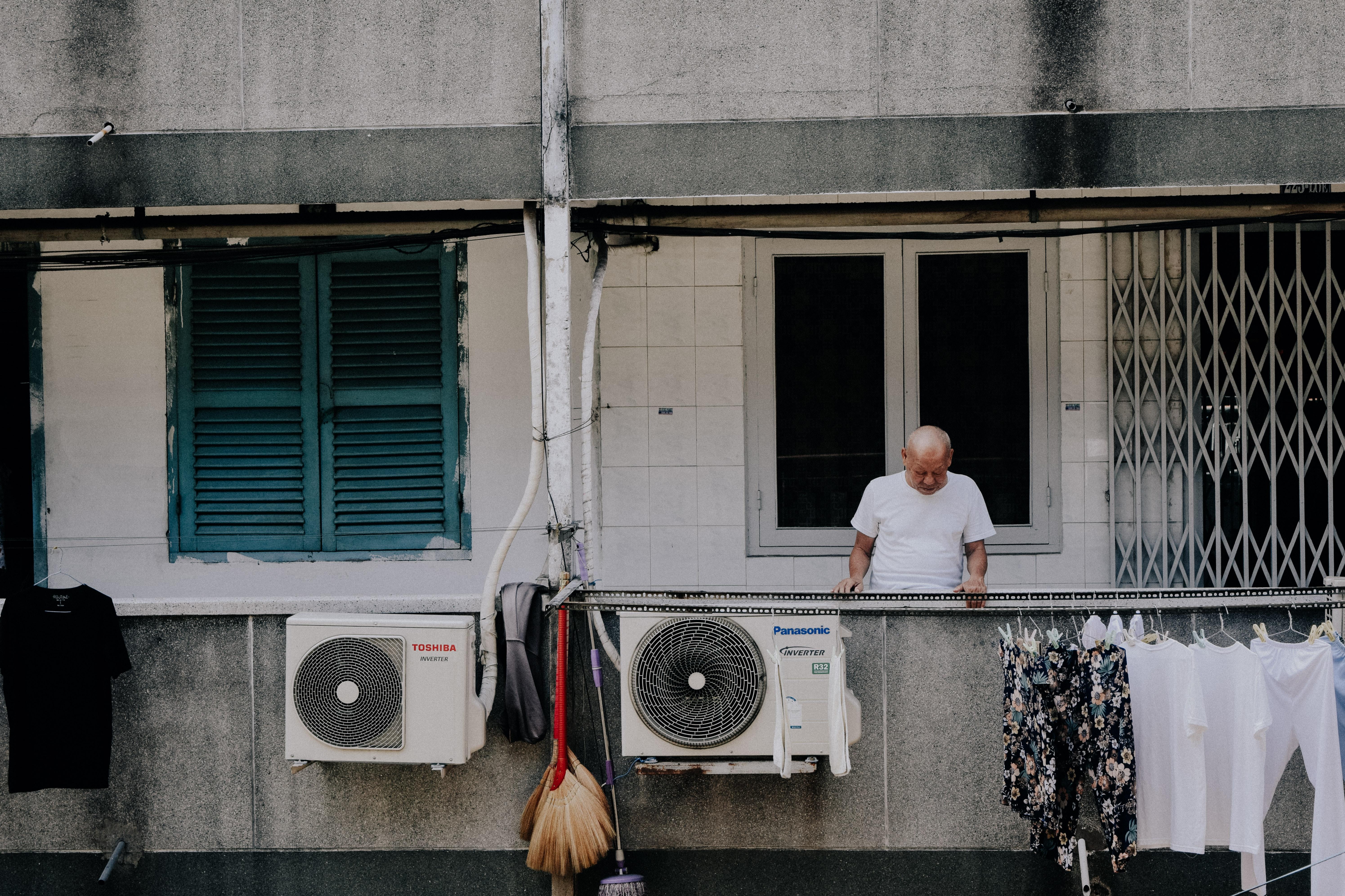 Foto de aires acondicionados en la fachada de un edificio. Michu Dang Quang para Unsplash