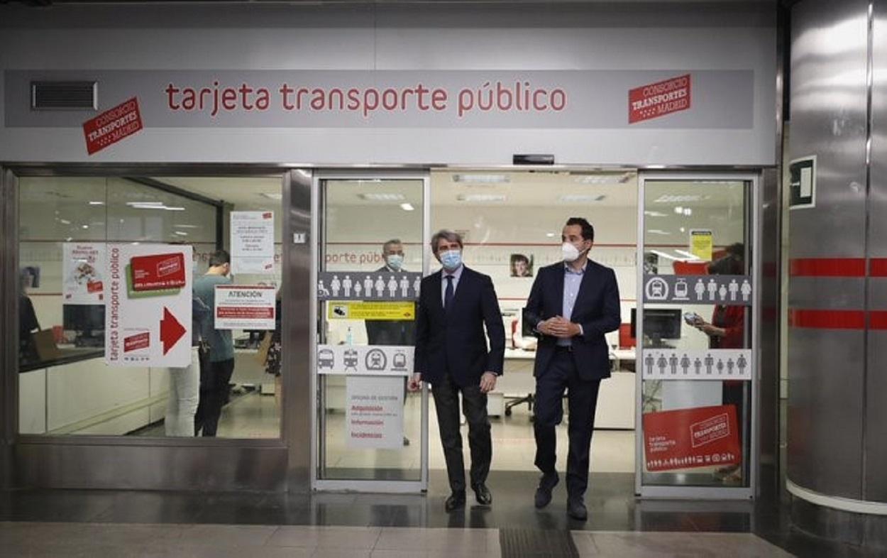 Ignacio Aguado y Ángel Garrido en la oficina de transportes. Europa Press