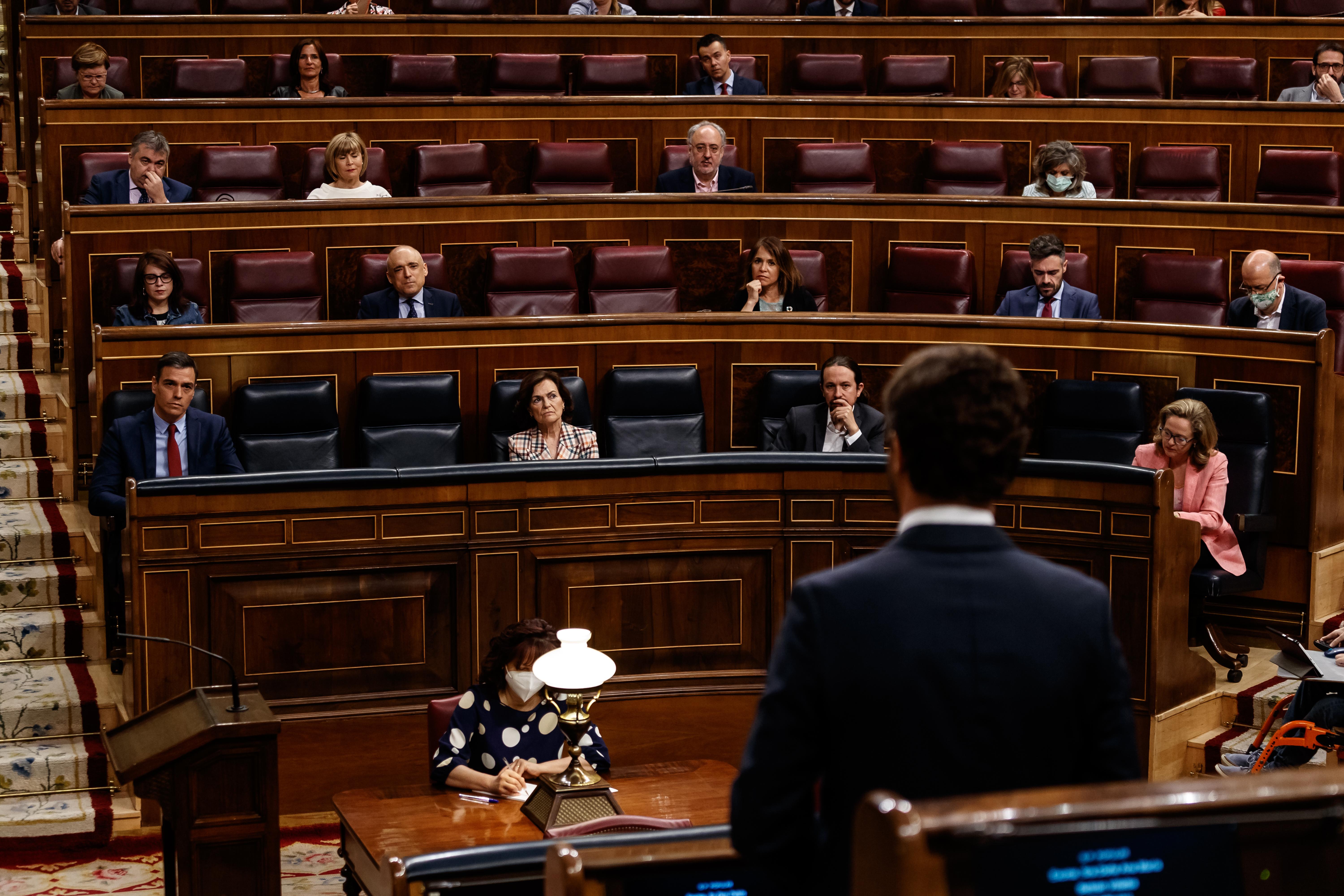 Pablo Casado se dirige al presidente del Gobierno en el Congreso. EP