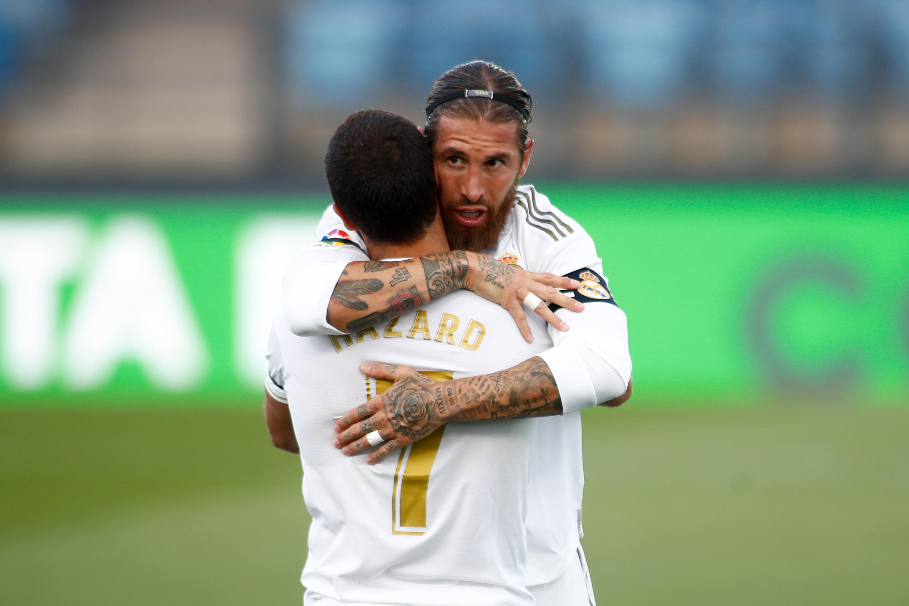 Sergio Ramos se abraza con su compañero Eden Hazard tras marcar un gol en el Real Madrid - Eibar