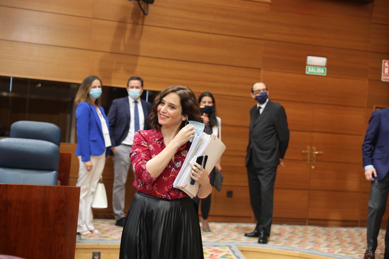 La presidenta de la Comunidad, Isabel Díaz Ayuso, al término de una sesión plenaria en la Asamblea de Madrid