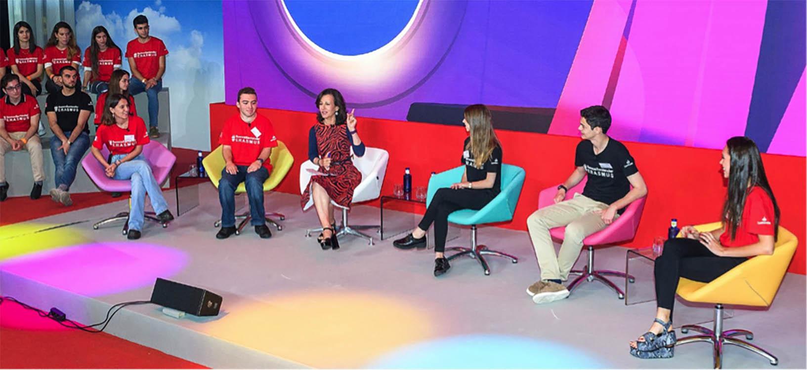 Ana Botín, presidenta de Banco Santander, durante el encuentro con becarios Santander Erasmus que tuvo lugar tras la XIX Junta General de Accionistas de Universia celebrada en 2019