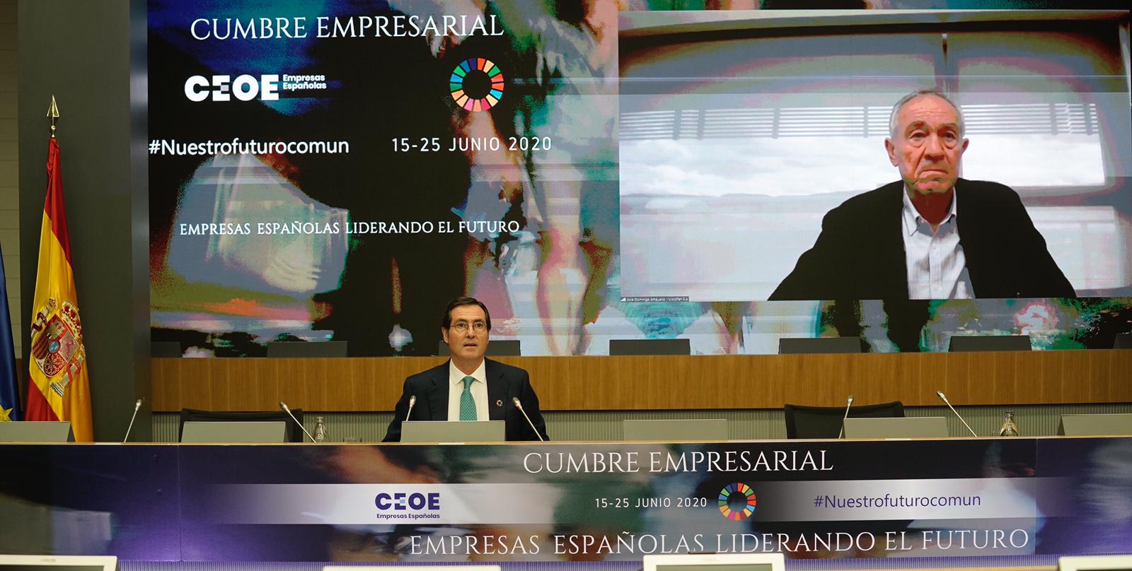 José Domingo de Ampuero, presidente de Viscofan, en la cumbre de la CEOE junto al presidente de la patronal, Antonio Garamendi