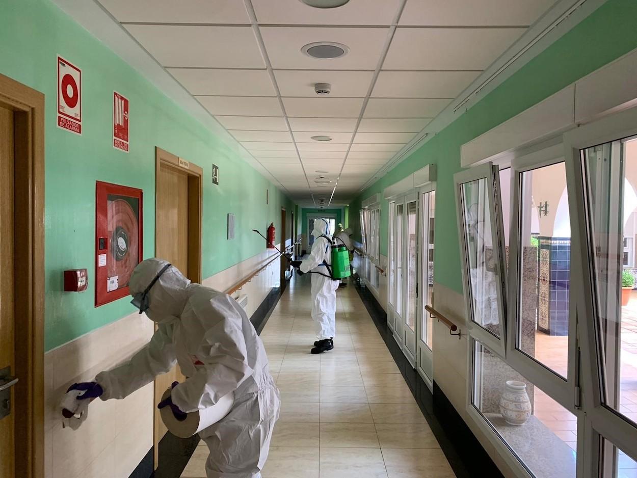 La UME realiza labores de desinfección en la residencia Santa Teresa Jornet de Almería