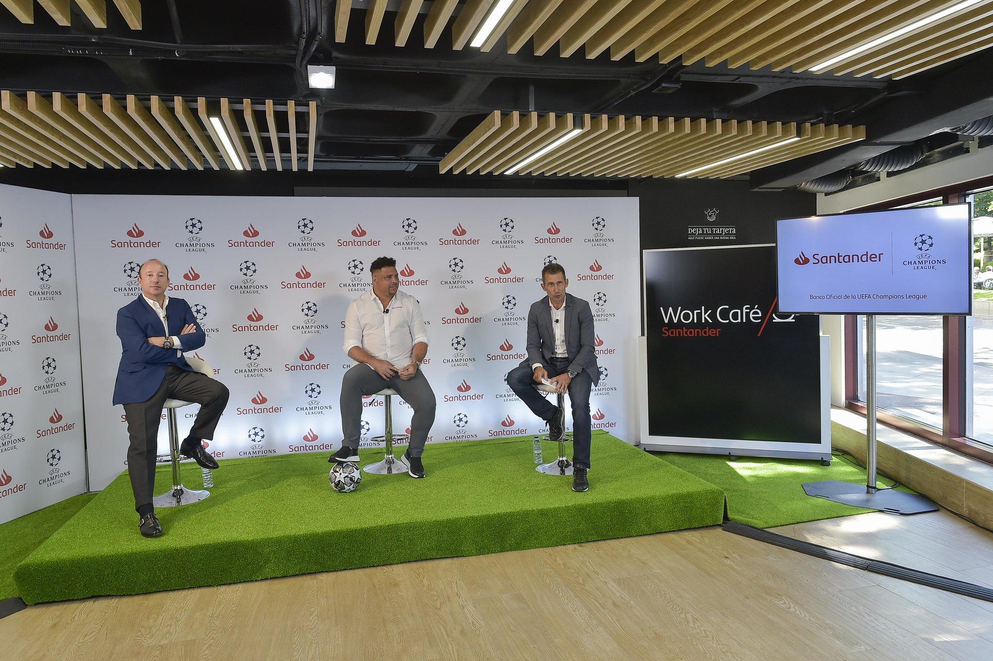 Ronaldo Nazário, embajador de Santander para los patrocinios del fútbol, en el acto de presentación