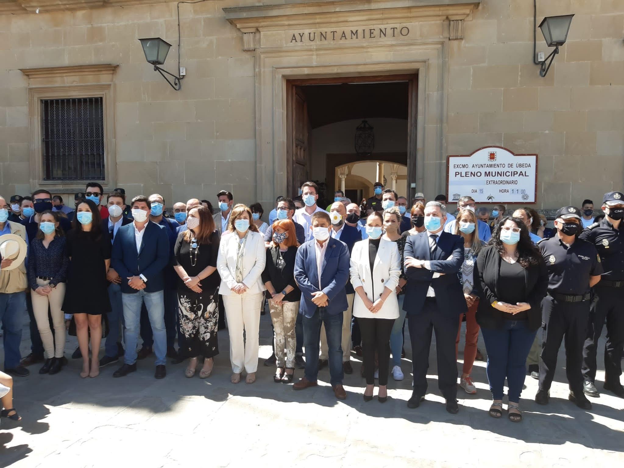 Concentración ante las puertas del Ayuntamiento de Úbeda