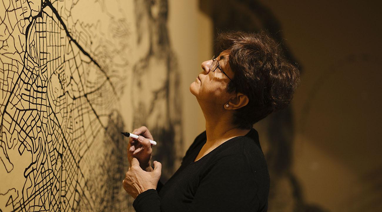 La artista india Nalini Malani dibujando en la Fundación Joan Miró, donde protagoniza la exposición 'No me oyes'