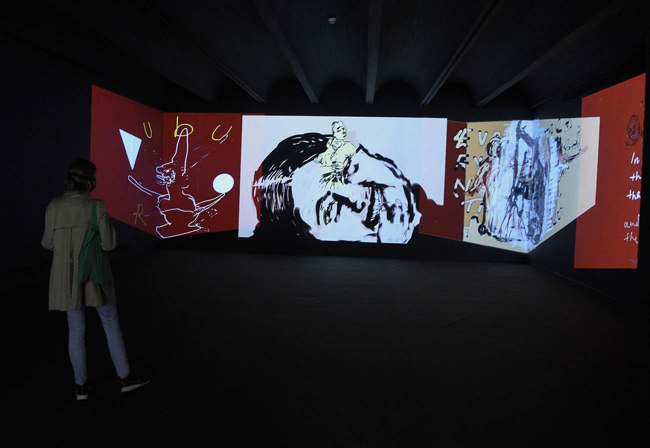 Nalini Malani ha creado dibujos murales en las salas de la Fundació Miró, unas obras efímeras que se borrarán el último día de la muestra durante una performance Nalini Malani ha creado dibujos murales en las salas de la Fundació Miró, unas obras efímeras que se borrarán el último día de la muestra durante una performance