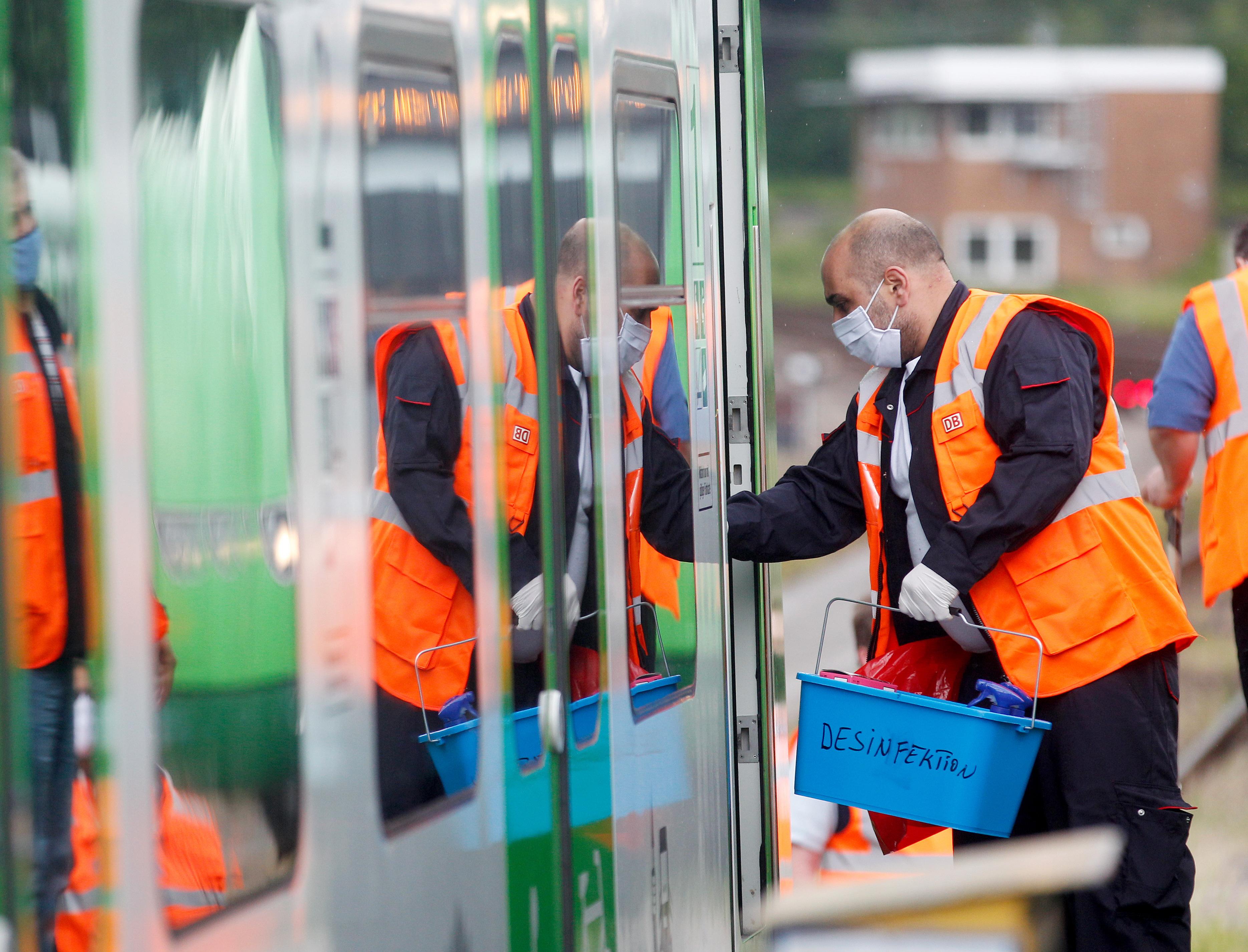 Un hombre desinfecta un tranvía en Alemania / EuropaPress