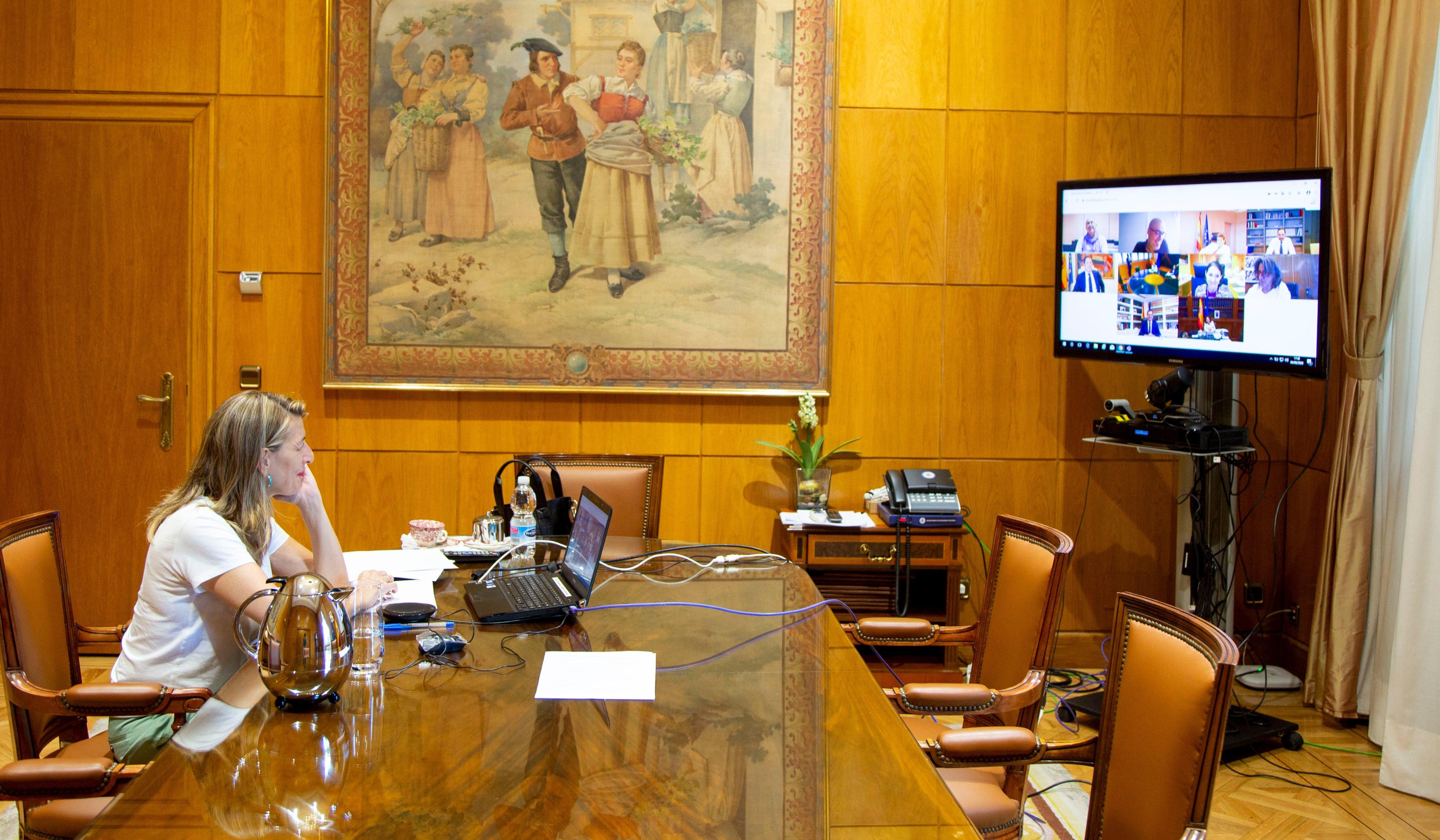 Yolanda Díaz, ministra de Trabajo, en una reunión anterior con sindicatos y patronal - Fuente: Ministerio de Trabajo