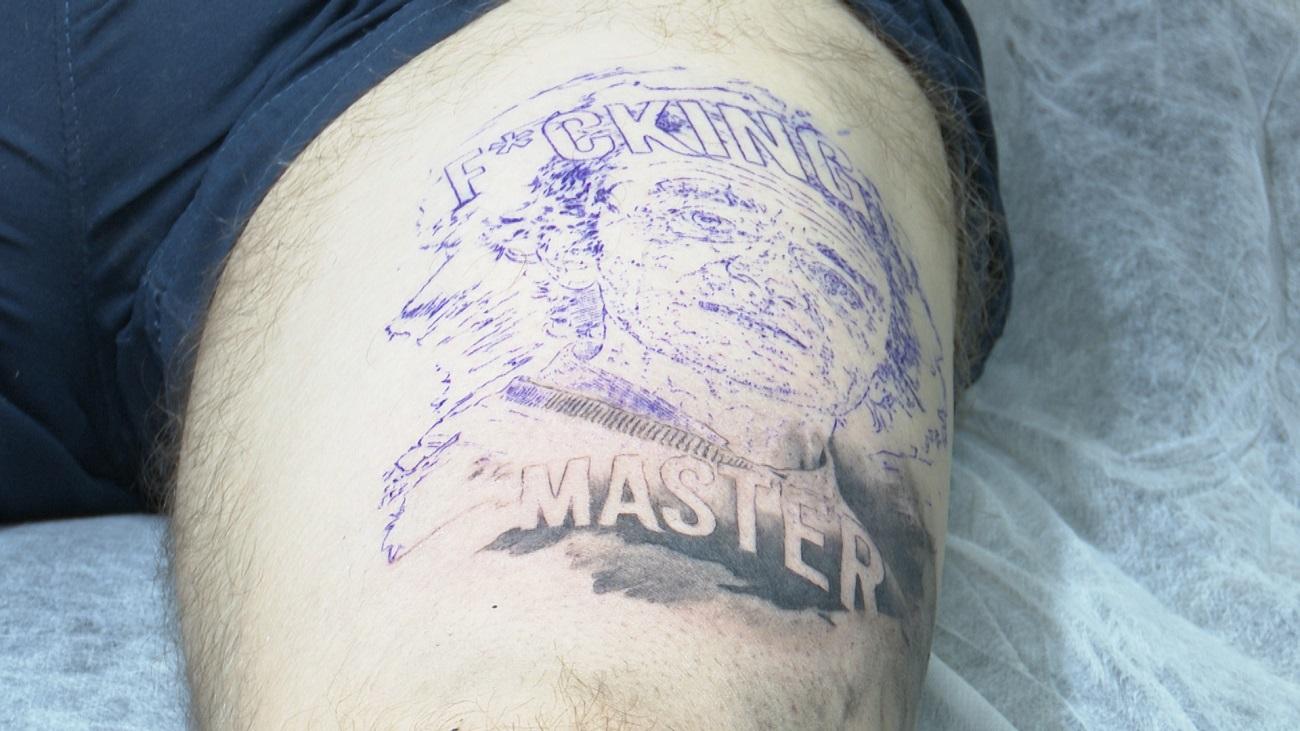 El tatuaje de un joven valenciano con el rosto de Fernando Simón y el lema  'Fucking Master'. Fuente: EP.