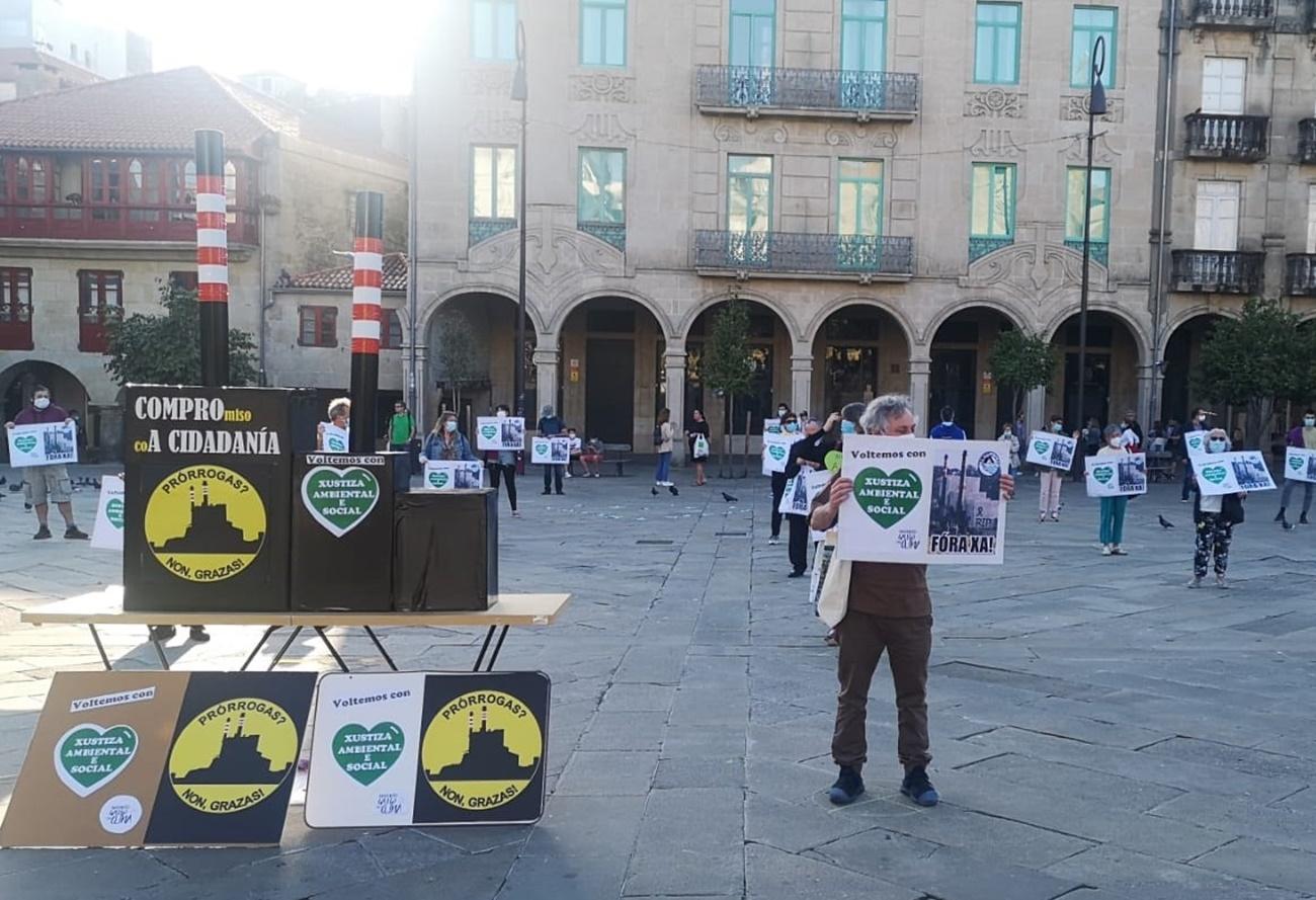 Protesta del día 6 de la APDR en la Plaza de la Herrería de Pontevedra contra la fábrica de ENCE (Foto: Europa Press).