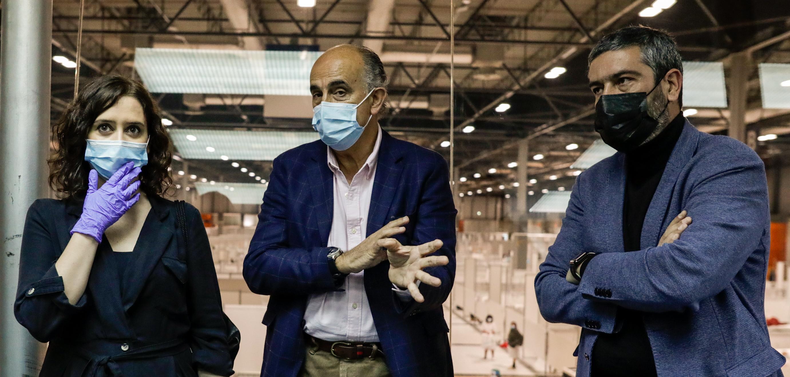 La presidenta de la Comunidad de Madrid, Isabel Díaz Ayuso (primera a la izquierda) y el director del hospital Ifema, Juan José Pérez Blanco (primero a la derecha). EP