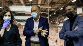 La presidenta de la Comunidad de Madrid, Isabel Díaz Ayuso (primera a la izquierda) y el director del hospital Ifema, Juan José Pérez Blanco (primero a la derecha). EP