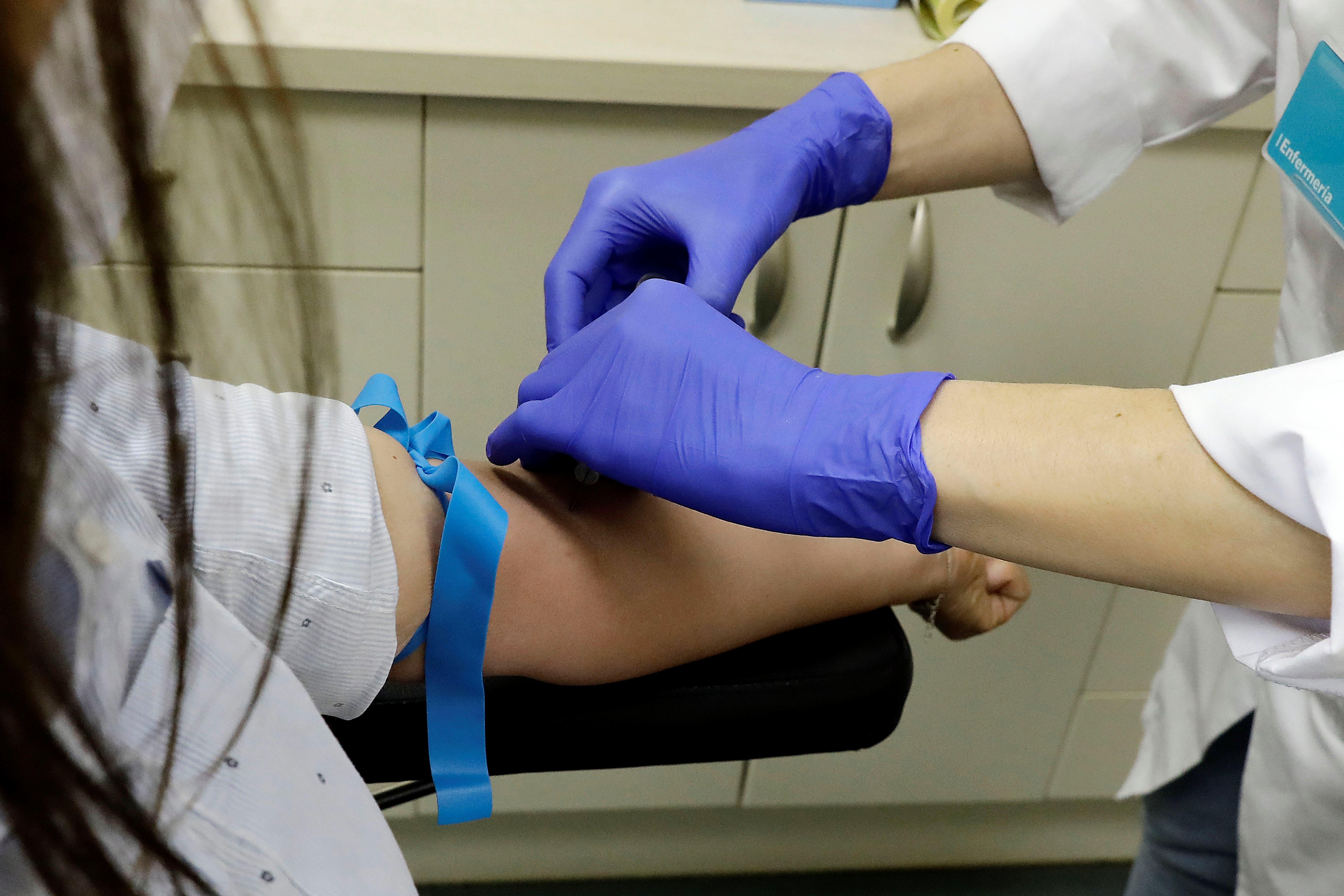 Un sanitario realiza un test del coronavirus a un paciente. Fuente: Europa Press.
