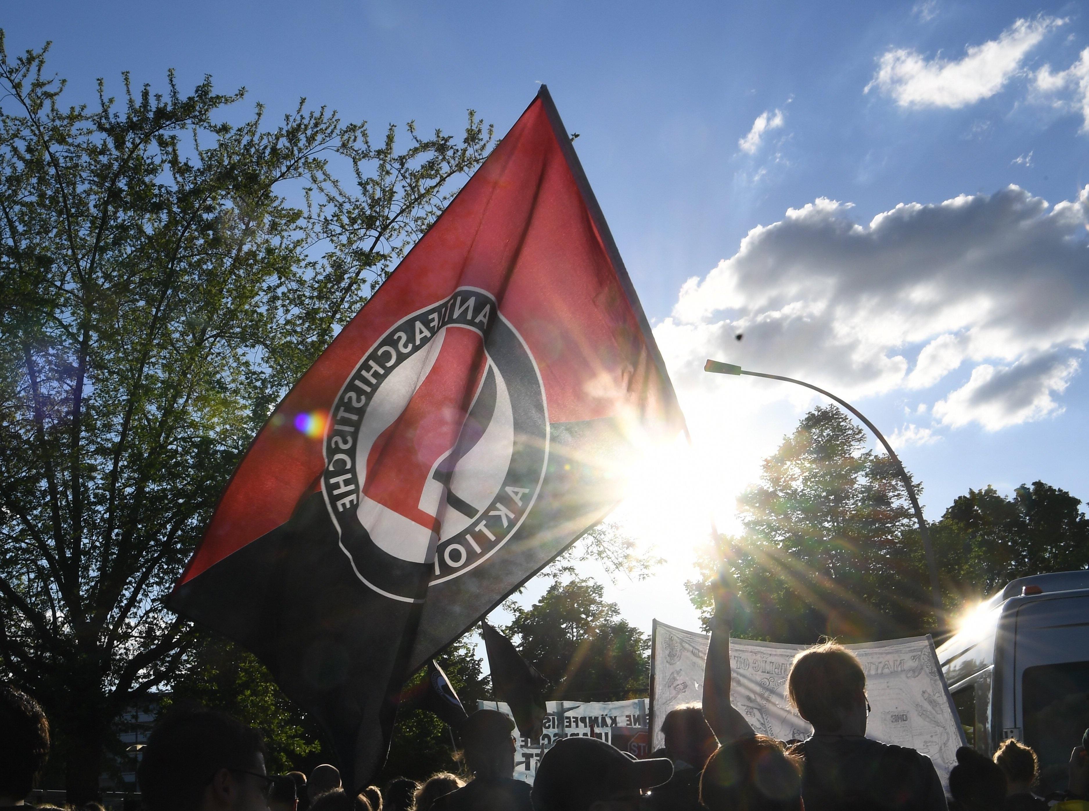 Bandera antifascista durante la manifestación contra la Noche de Walpurgis en Berlín