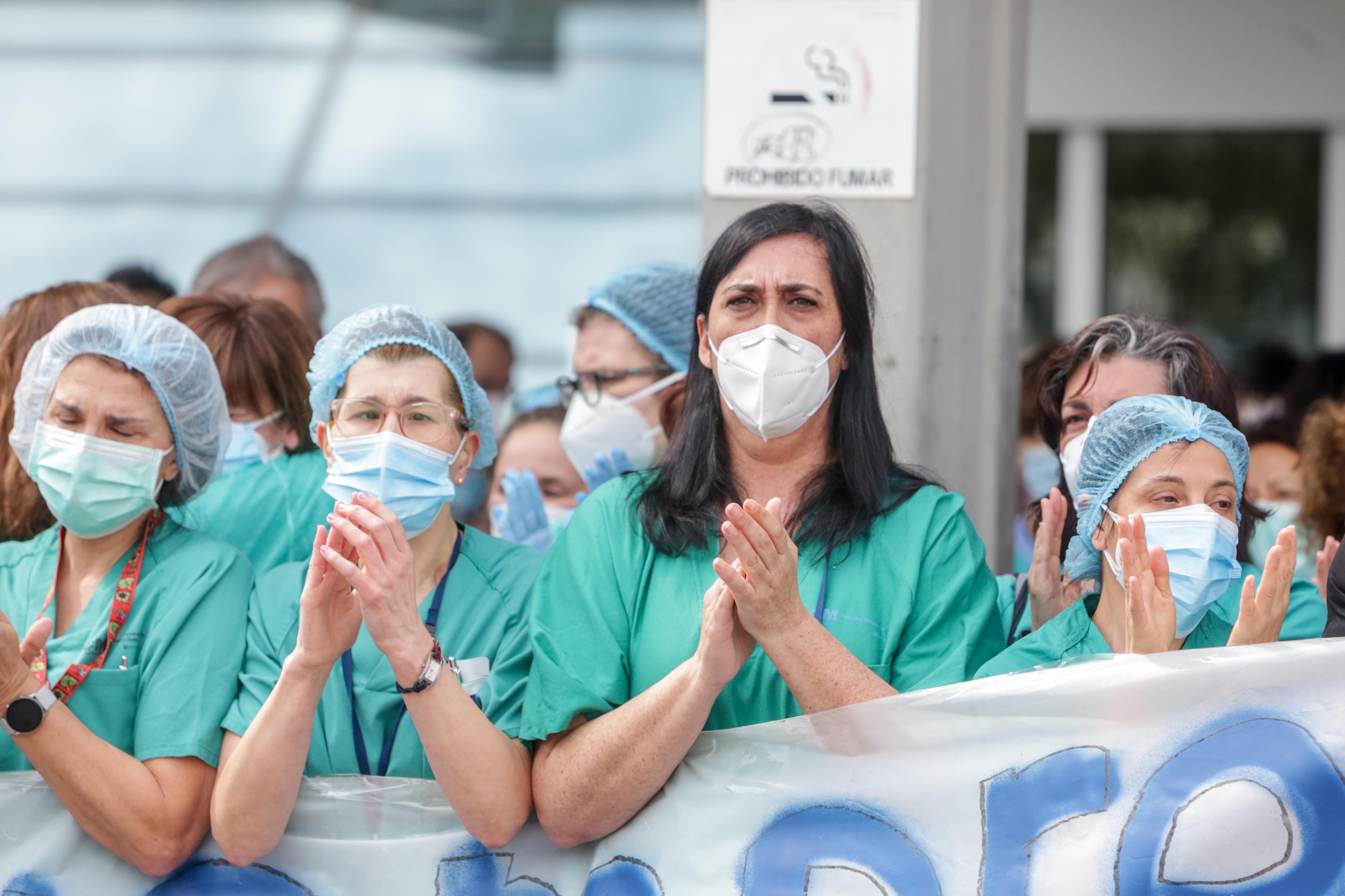 Sanitarios del Hospital Severo Ochoa de Leganés aplauden durante el homenaje al enfermero de quirófano de 57 años fallecido por Covid-19