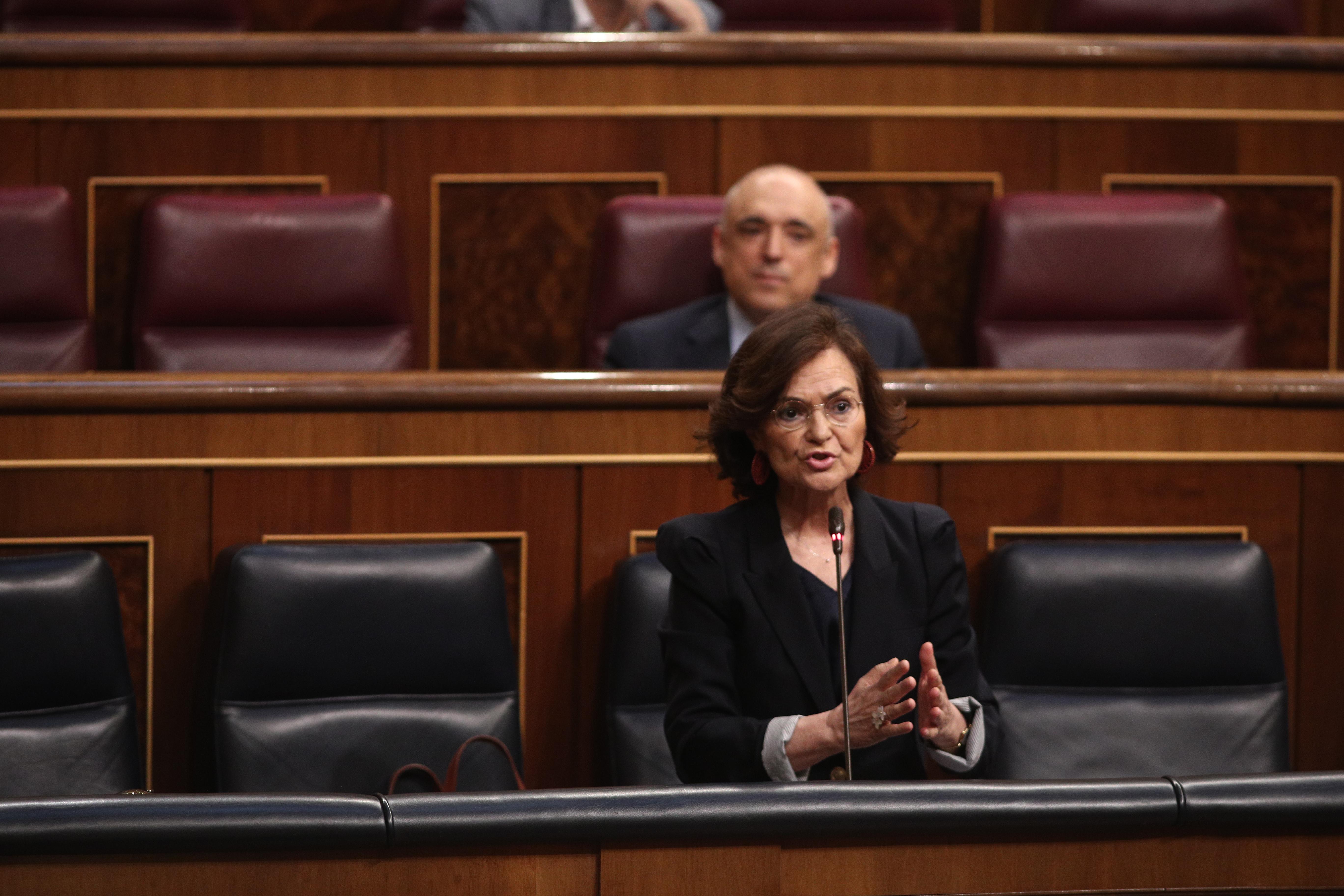 La vicepresidenta primera del Gobierno, Carmen Calvo, interviene durante la sesión plenaria de control al Gobierno en el Congreso de los Diputados
