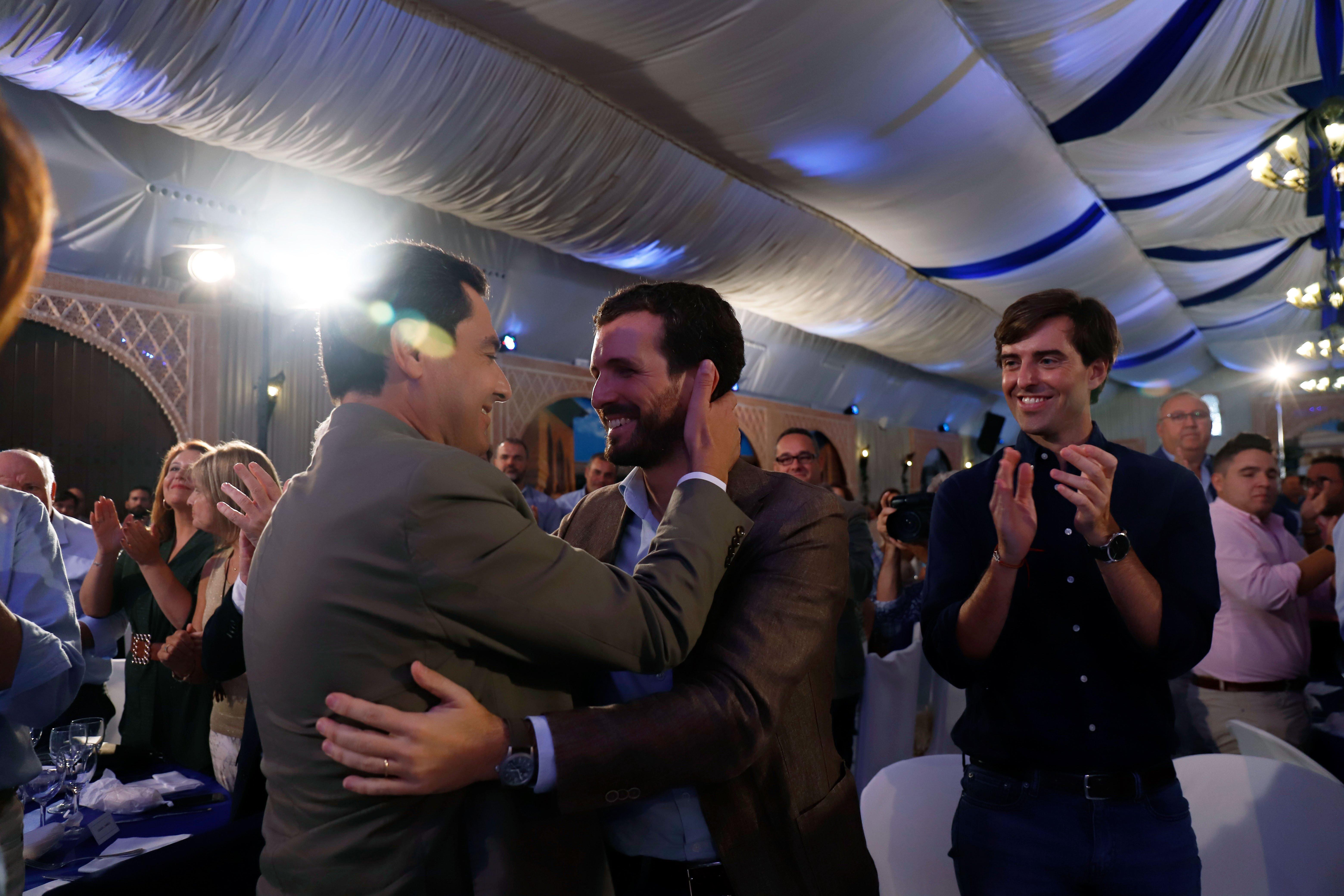 El presidente de la Junta de Andalucía, Juanma Moreno Bonilla (izquierda) y el líder del PP, Pablo Casado. Fuente: Europa Press.