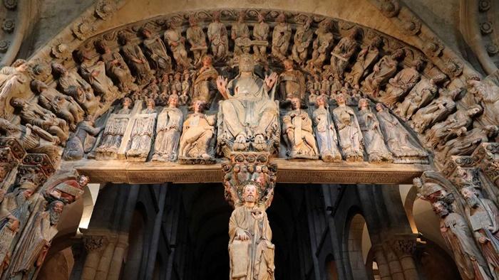 En los dinteles del Pórtico de la Gloria se fecha su construcción desde el nacimiento de Cristo pero también desde la Era Hispana En los dinteles del Pórtico de la Gloria se fecha su construcción desde el nacimiento de Cristo pero también desde la Era Hispana