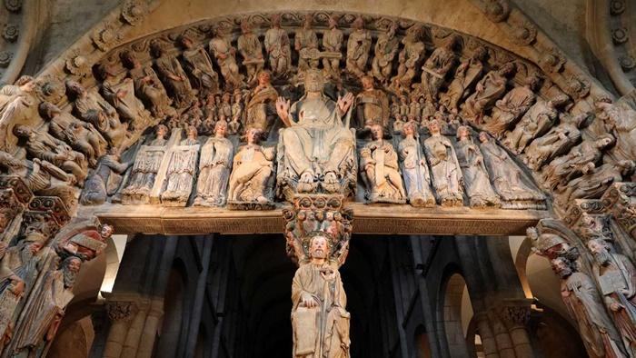 En los dinteles del Pórtico de la Gloria se fecha su construcción desde el nacimiento de Cristo pero también desde la Era Hispana