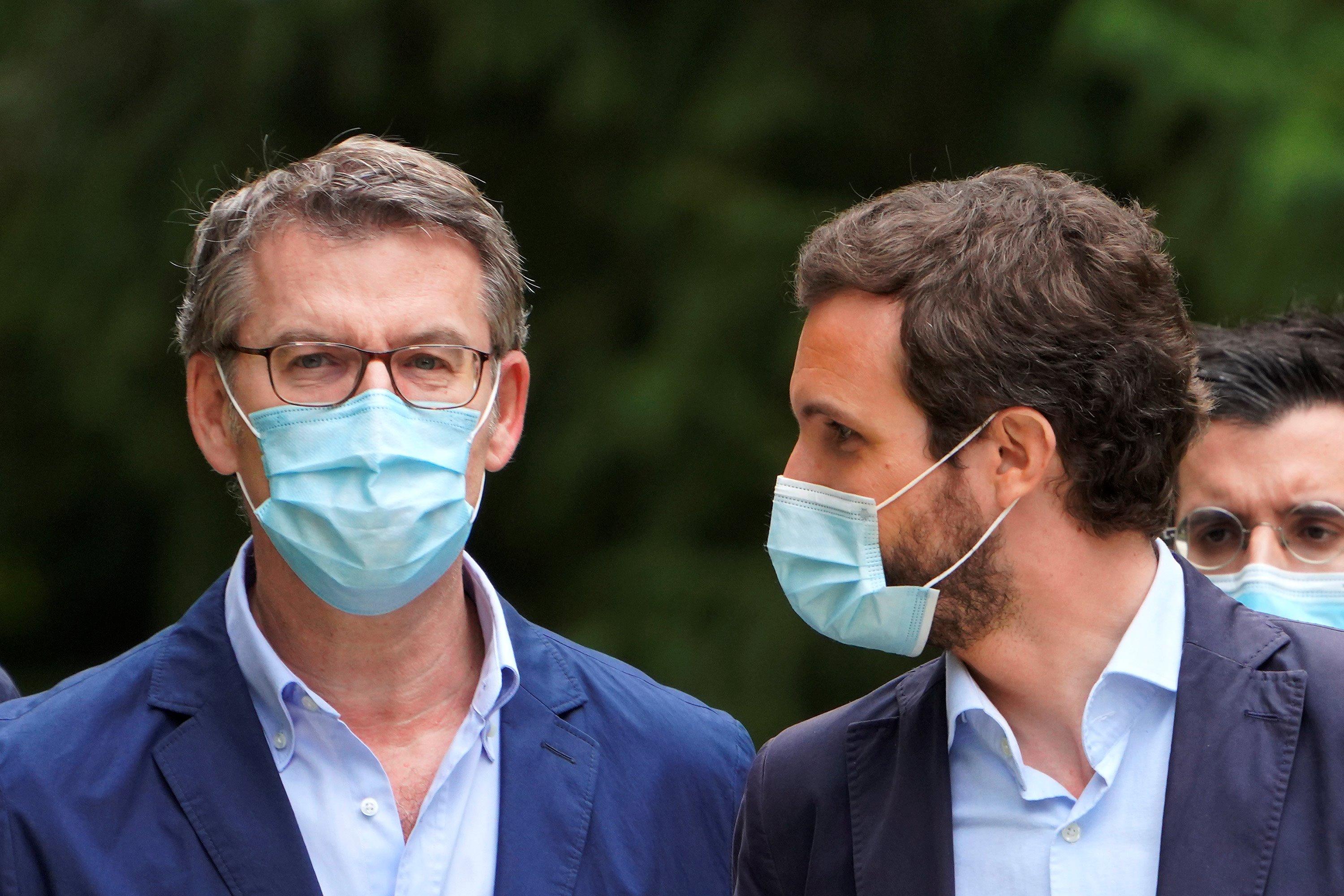 Alberto Nuñez Feijóo (izquierda) y Pablo Casado durante el mitin de este domingo en Santiago de Compostela. Fuente: Europa Press.