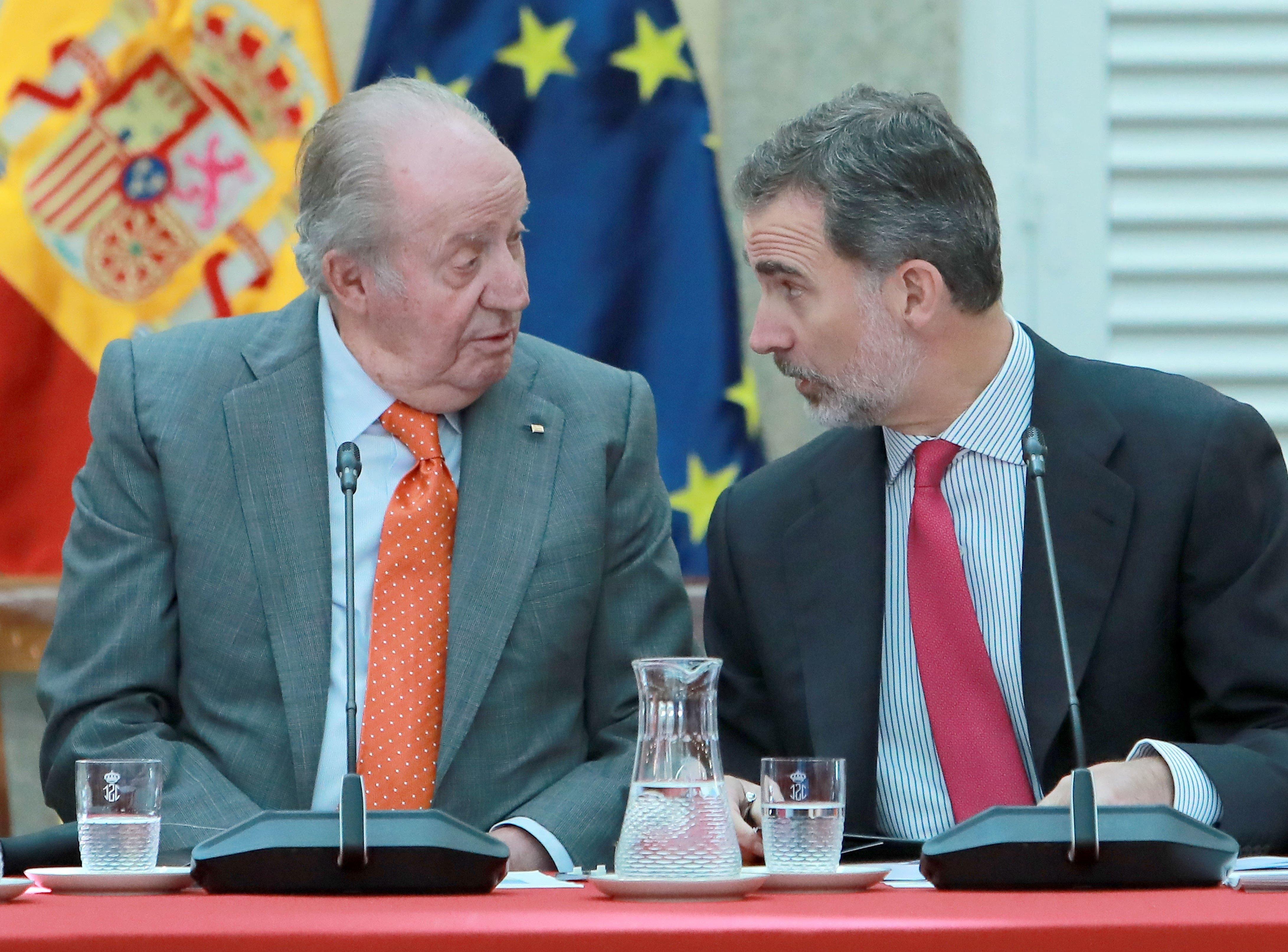 Juan Carlos I (izquierda) y Felipe VI en una imagen de archivo. Fuente: Europa Press.