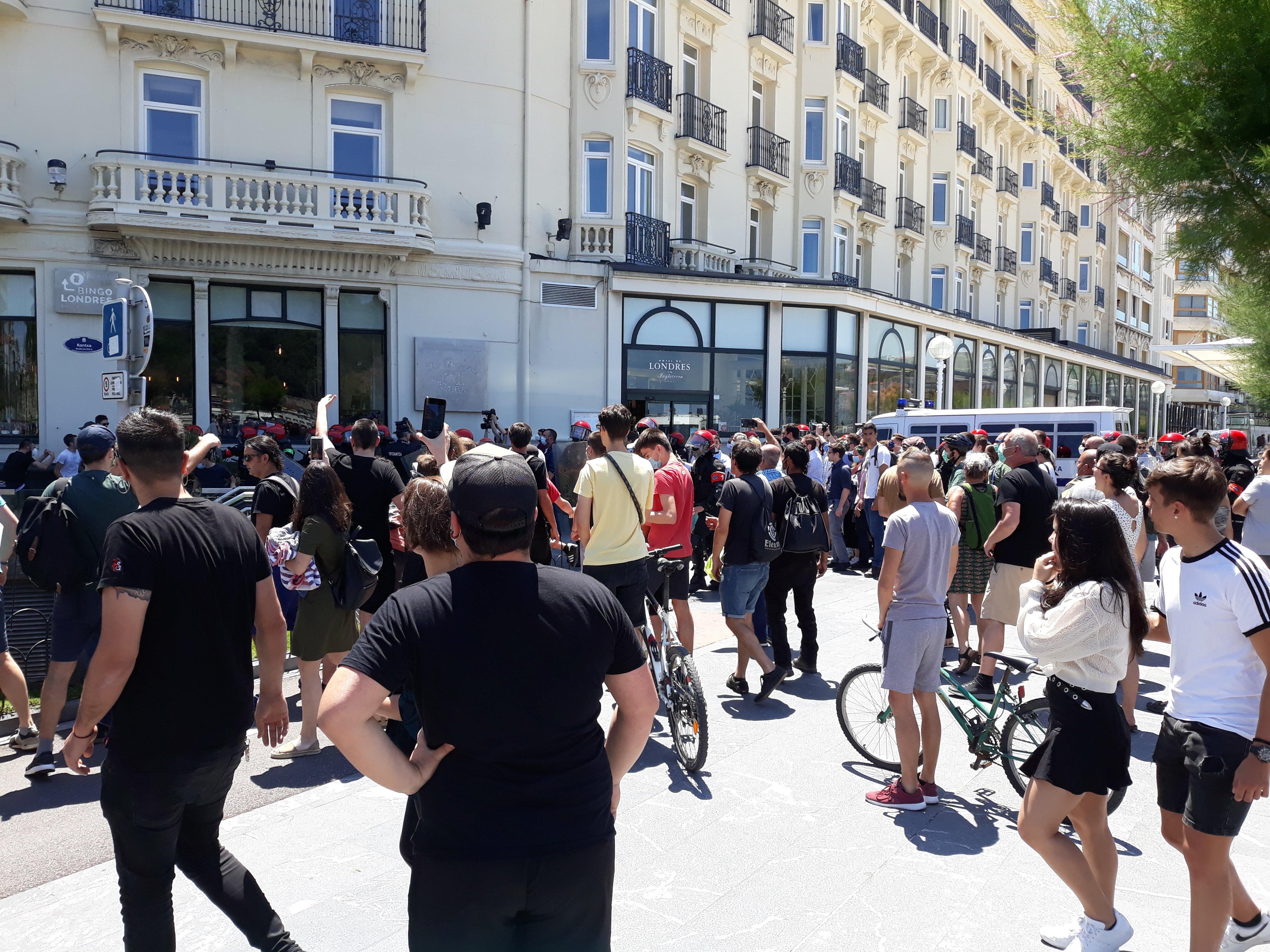 Gritos de "nazis" durante un paseo de Vox por San Sebastián. Fuente: Europa Press.
