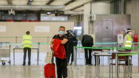 Hombre camina al pasar el control del aeropuerto