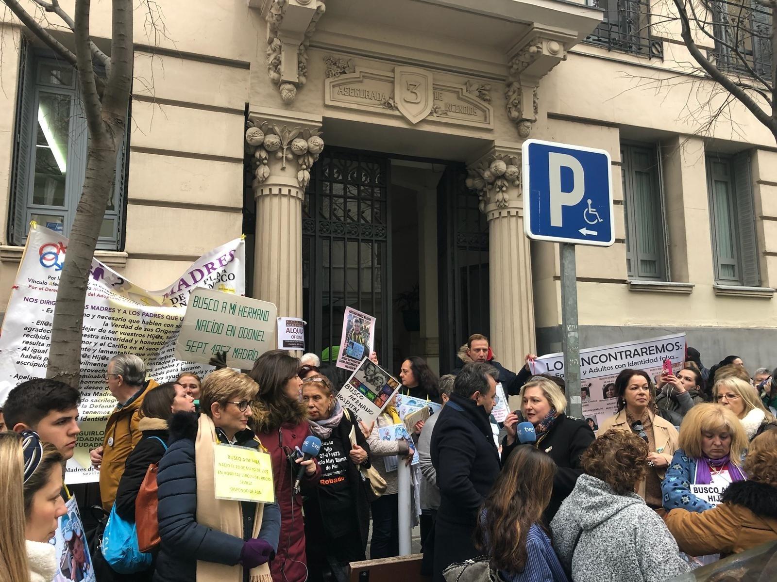 El Congreso debate la ley para investigar la trama de bebés robados