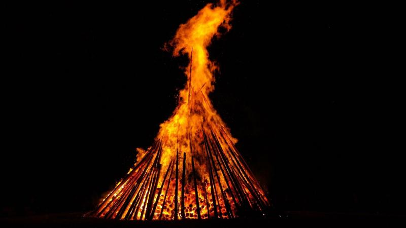 Las hogueras y el fuegos son típicos de la noche de San Juan