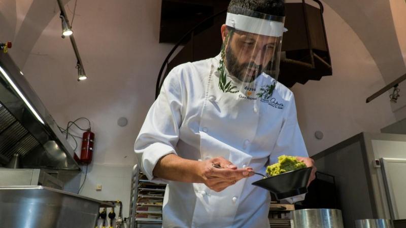 Iván Cerdeño, chef de El Cigarral del Ángel, con la pantalla diseñada por Juan Duyos para Guía Repsol Iván Cerdeño, chef de El Cigarral del Ángel, con la pantalla diseñada por Juan Duyos para Guía Repsol