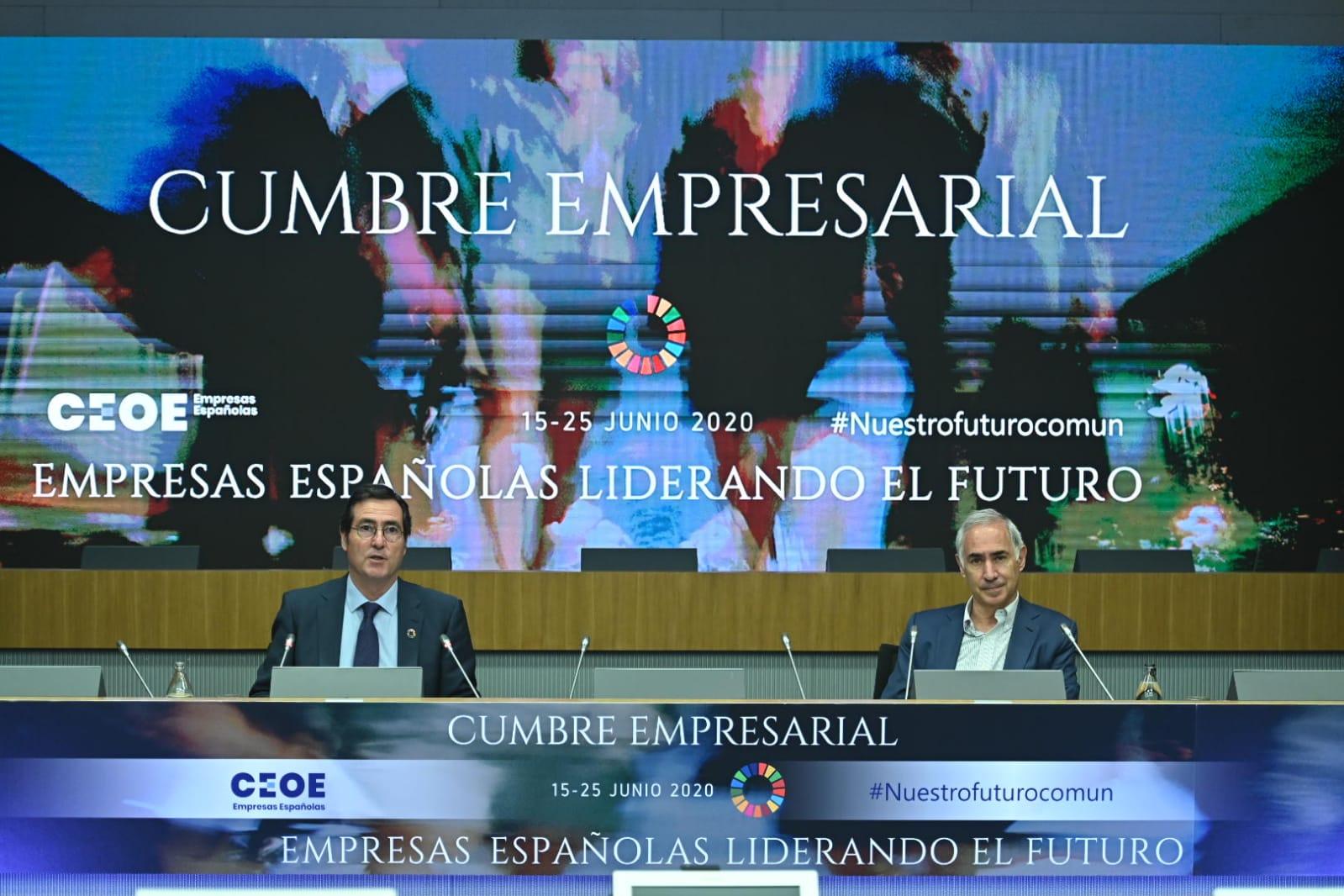 El presidente de Vodafone, Antonio Coimbra, con el presidente de CEOE, Antonio Garamendi en la cumbre organizada por la patronal - David Mudarra