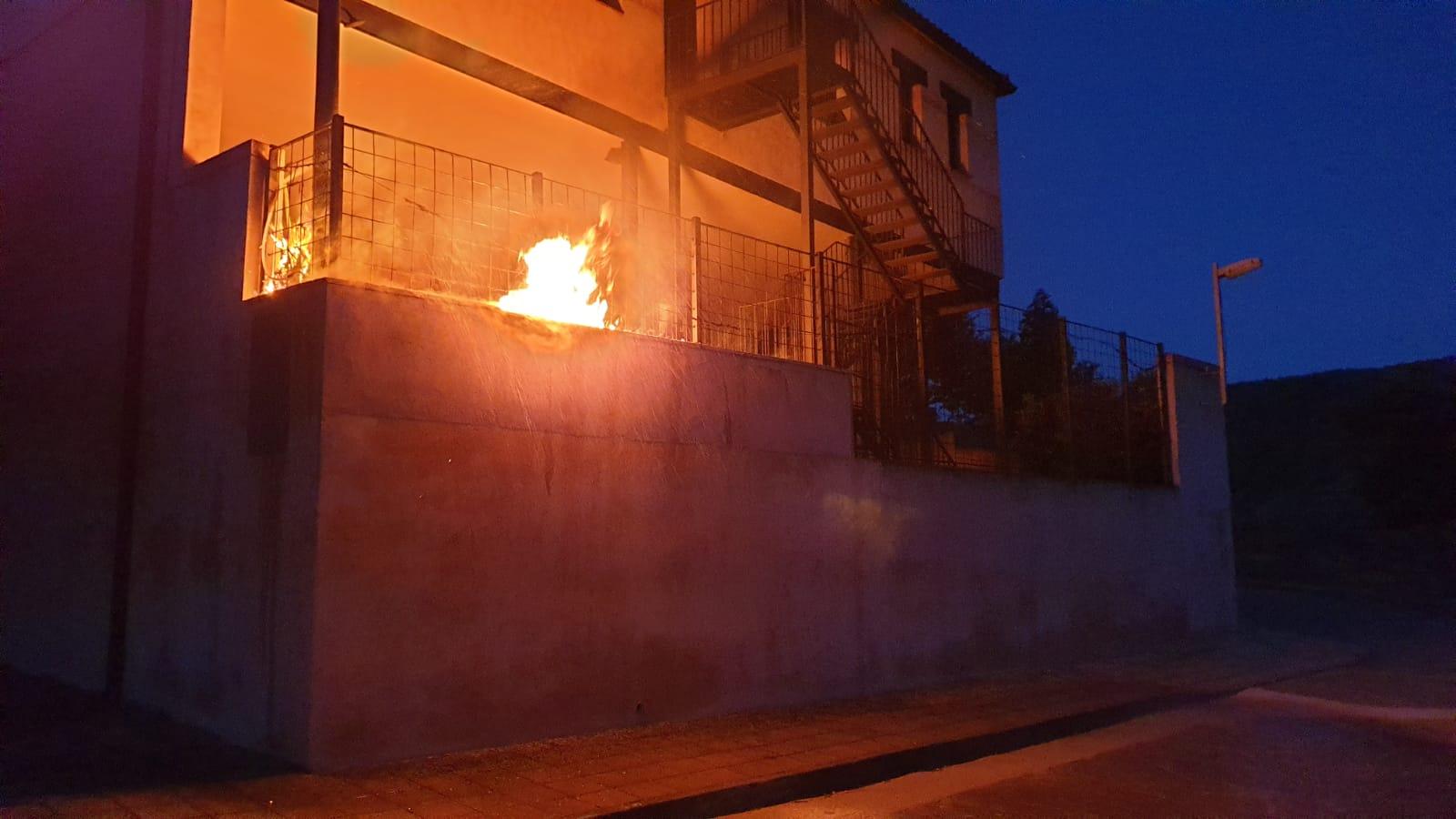 Vivienda del alcalde de Navas de Estena, Ciudad Real, incendiada por ultras