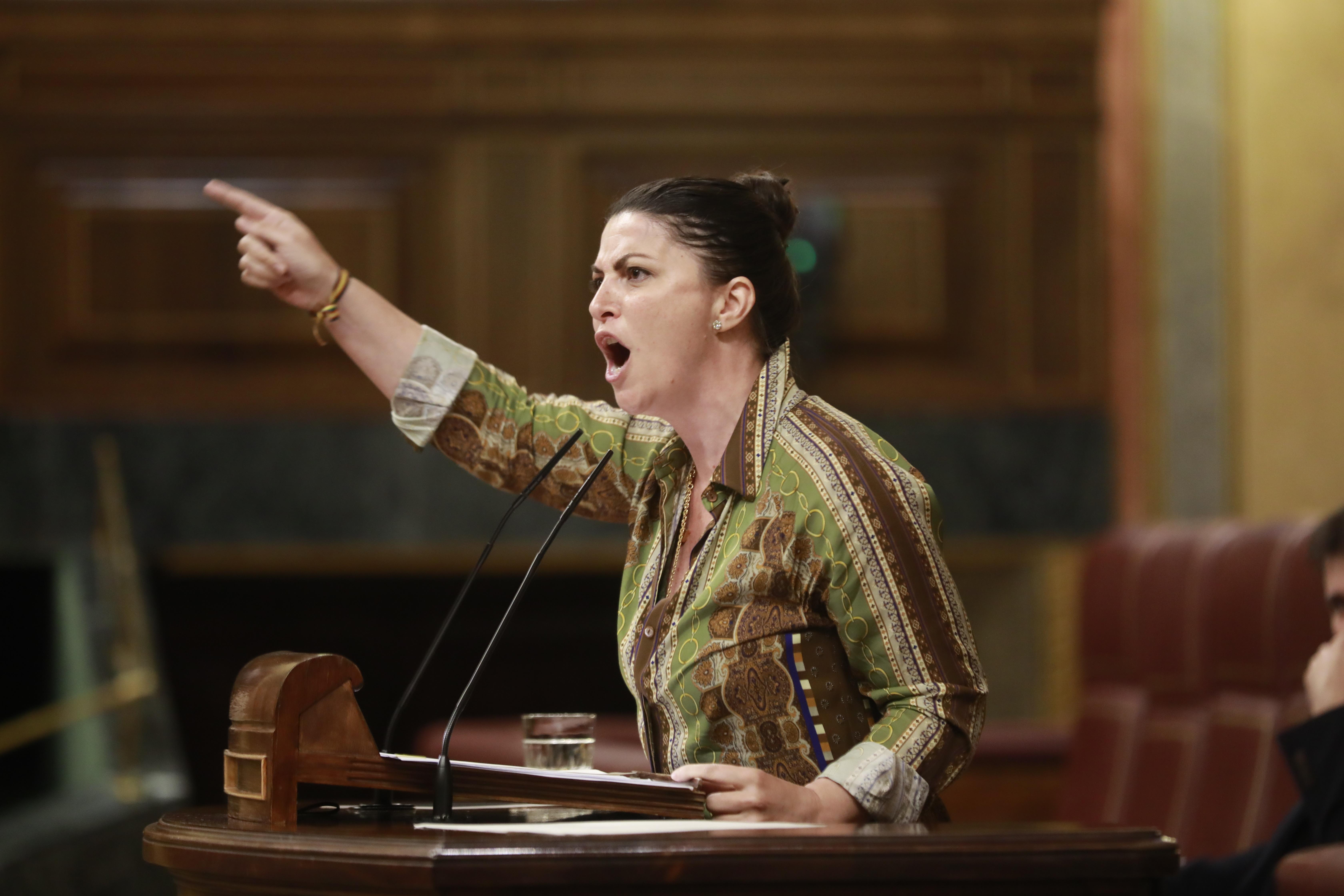 La secretaria general de Vox en el Congreso, Macarena Olona, durante su intervención en la primera sesión plenaria en el Congreso de los Diputados