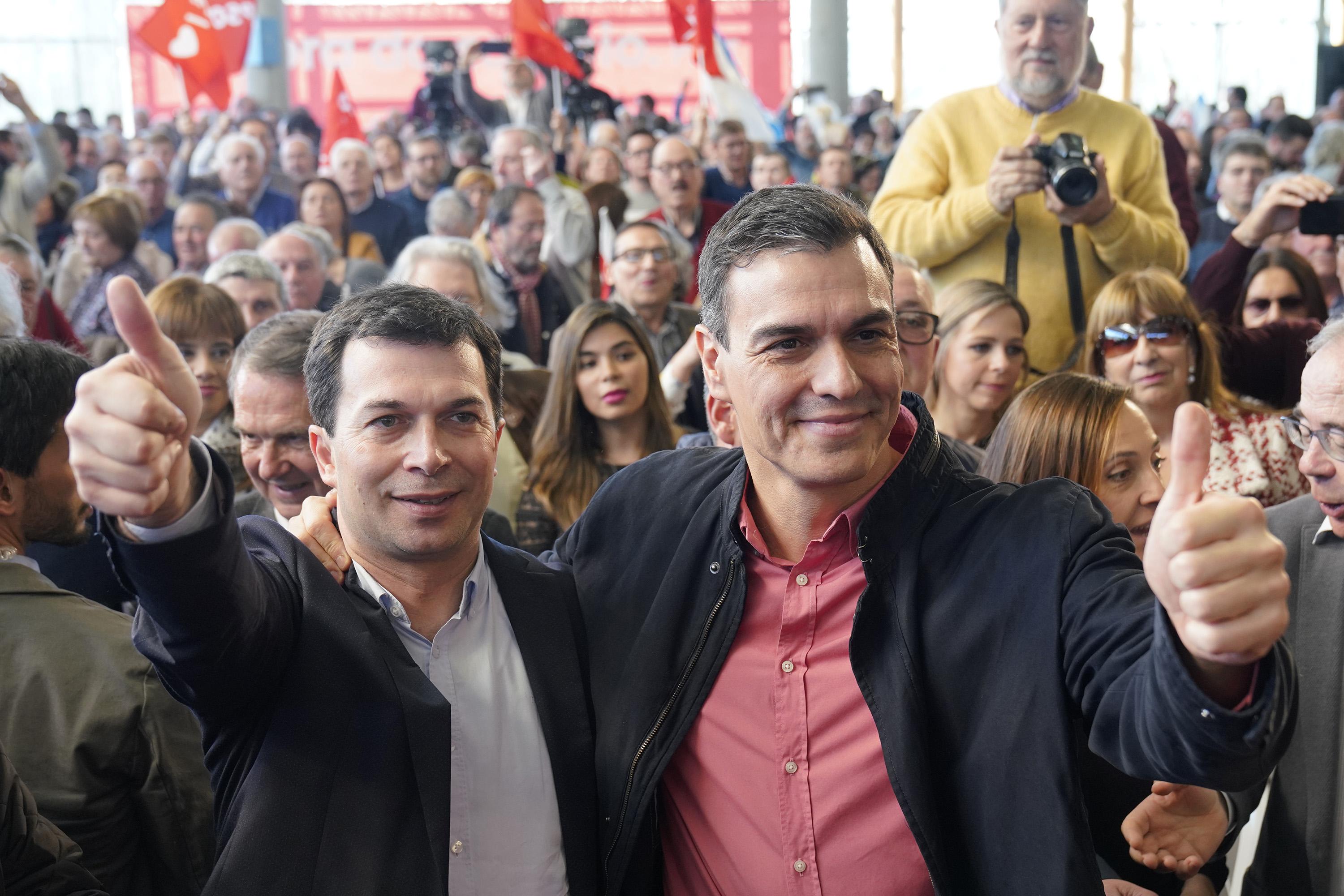 El presidente del Gobierno, Pedro Sánchez, junto al candidato del PSOE a la Xunta de Galicia, Gonzalo Caballero / Europapress