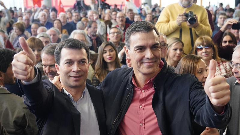 El presidente del Gobierno, Pedro Sánchez, junto al candidato del PSOE a la Xunta de Galicia, Gonzalo Caballero / Europapress