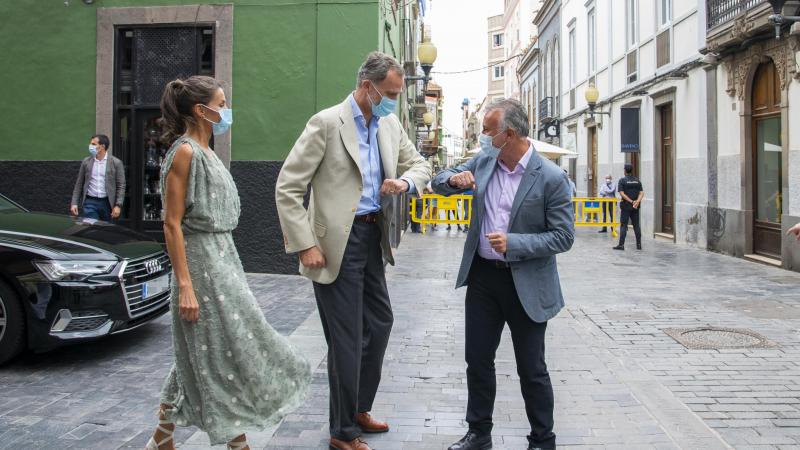 Letizia y el Rey saludando 