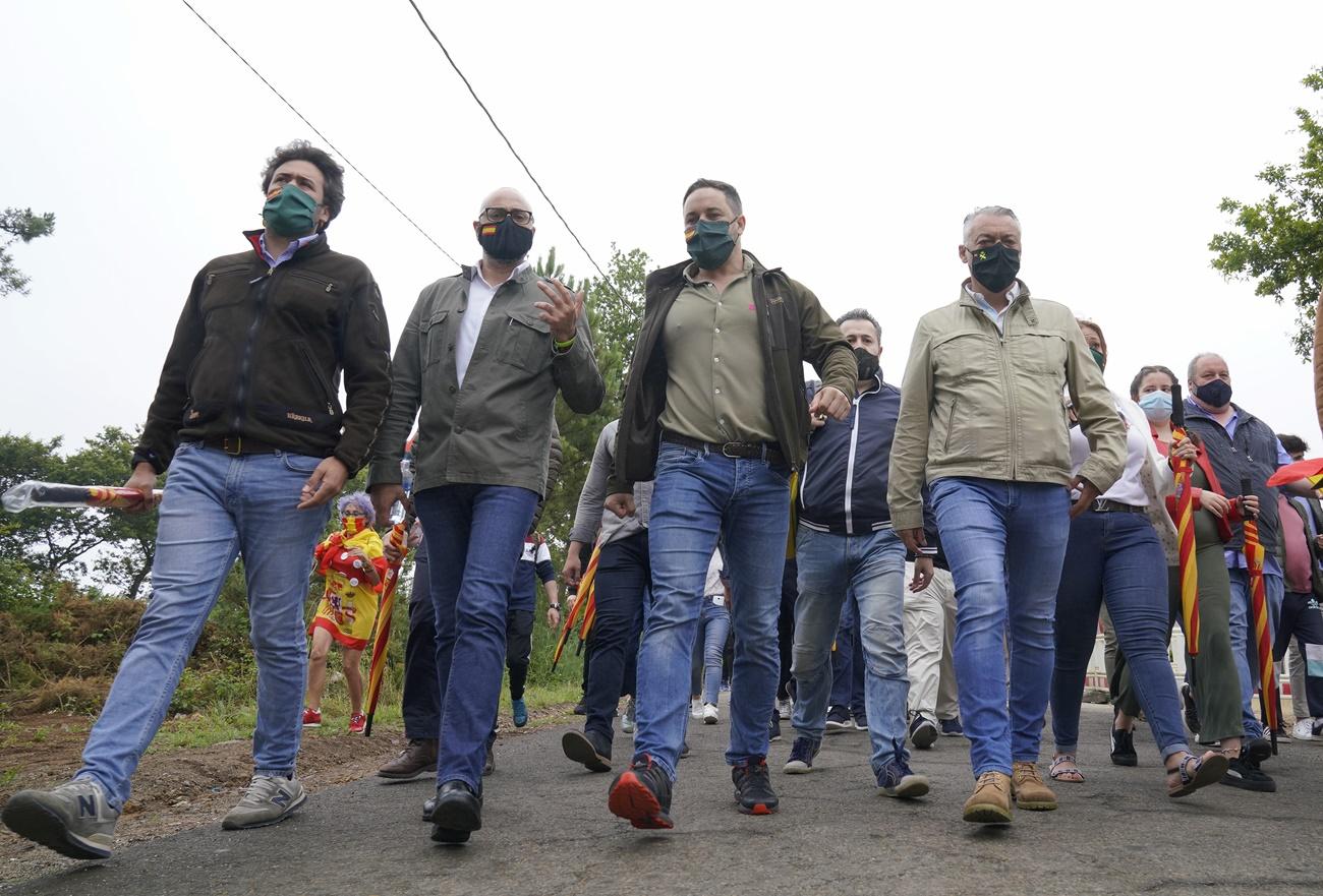 Santiago Abascal, en el centro, durante su estancia en Santiago de Compostela (Foto: Europa Press).