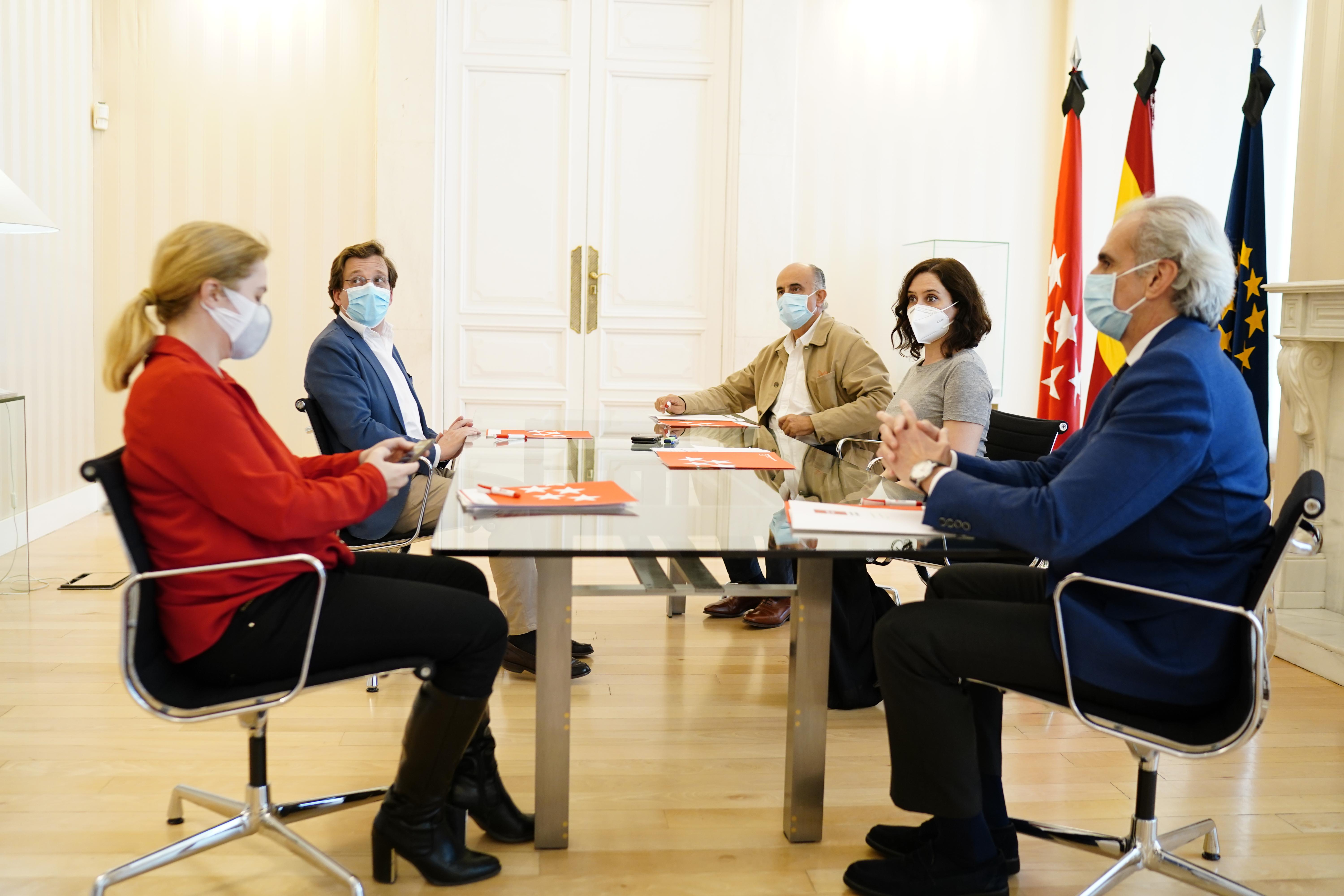 La presidenta de la Comunidad de Madrid mantiene una reunión en la Real Casa de Correos. EP