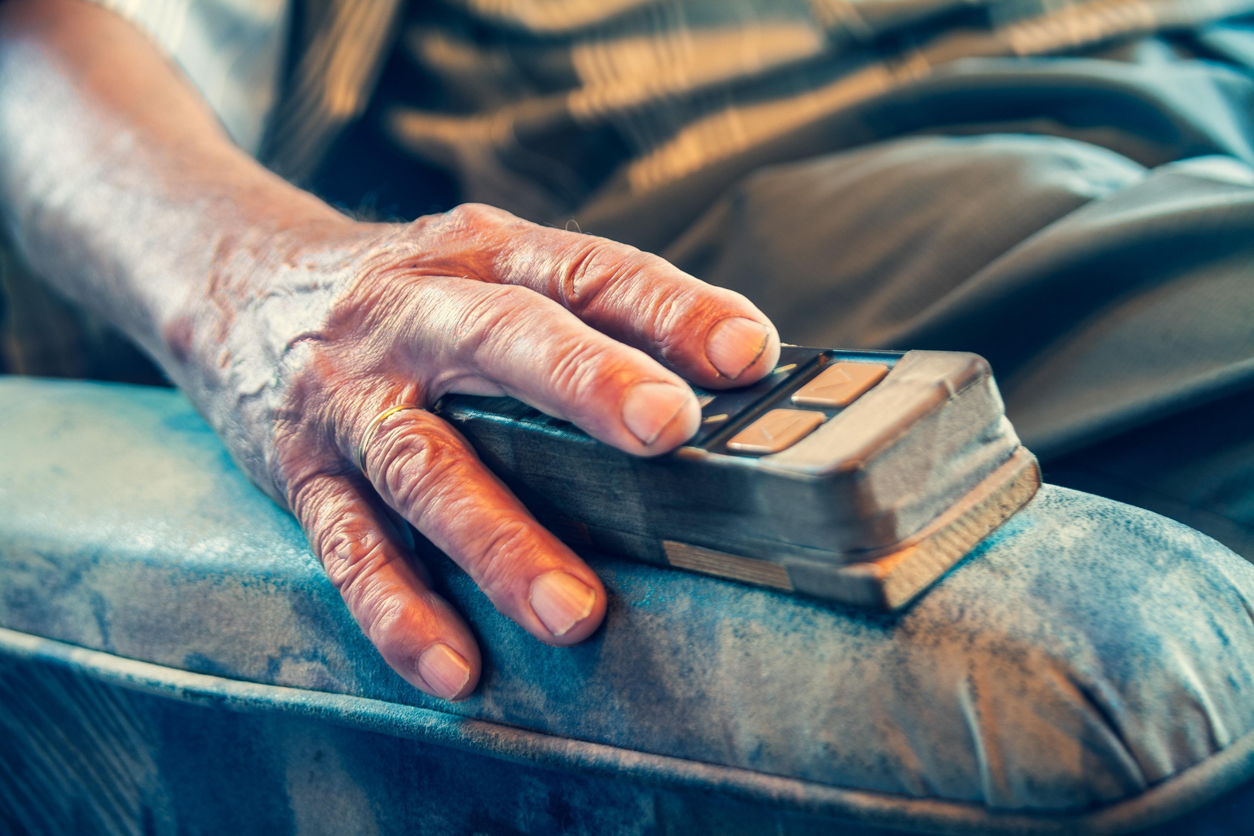 Mano sobre un mando. Camilo Jiménez para Unsplash