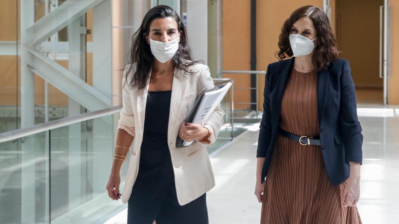 La presidenta de la Comunidad de Madrid, Isabel Díaz Ayuso y la diputada de Vox, Rocío Monasterio / EP
